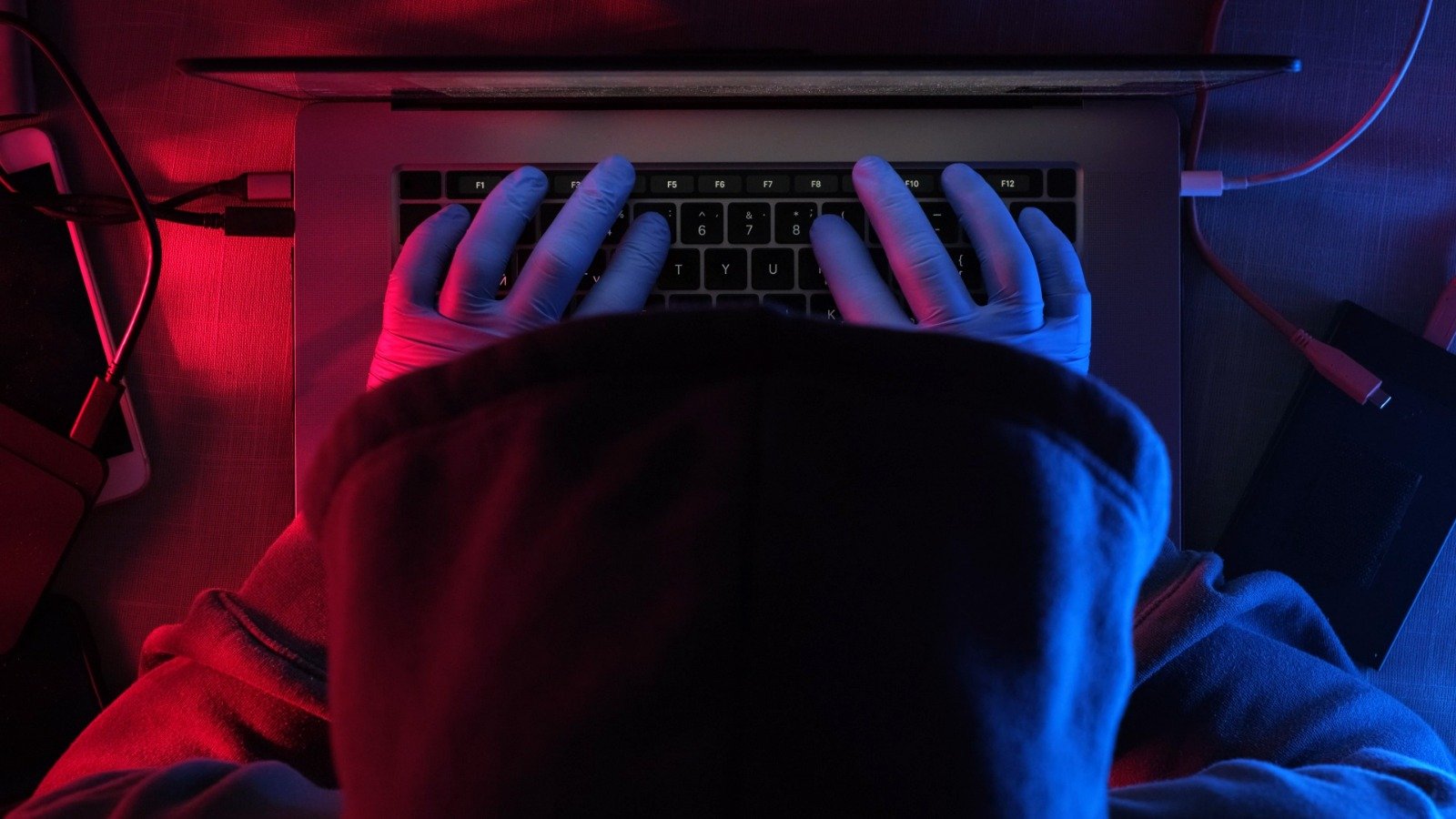 Certains cybercriminels republient même le contenu volé directement sur le compte social de la victime, une humiliation prolongée bien après le piratage initial - ©fokusgood / Shutterstock
