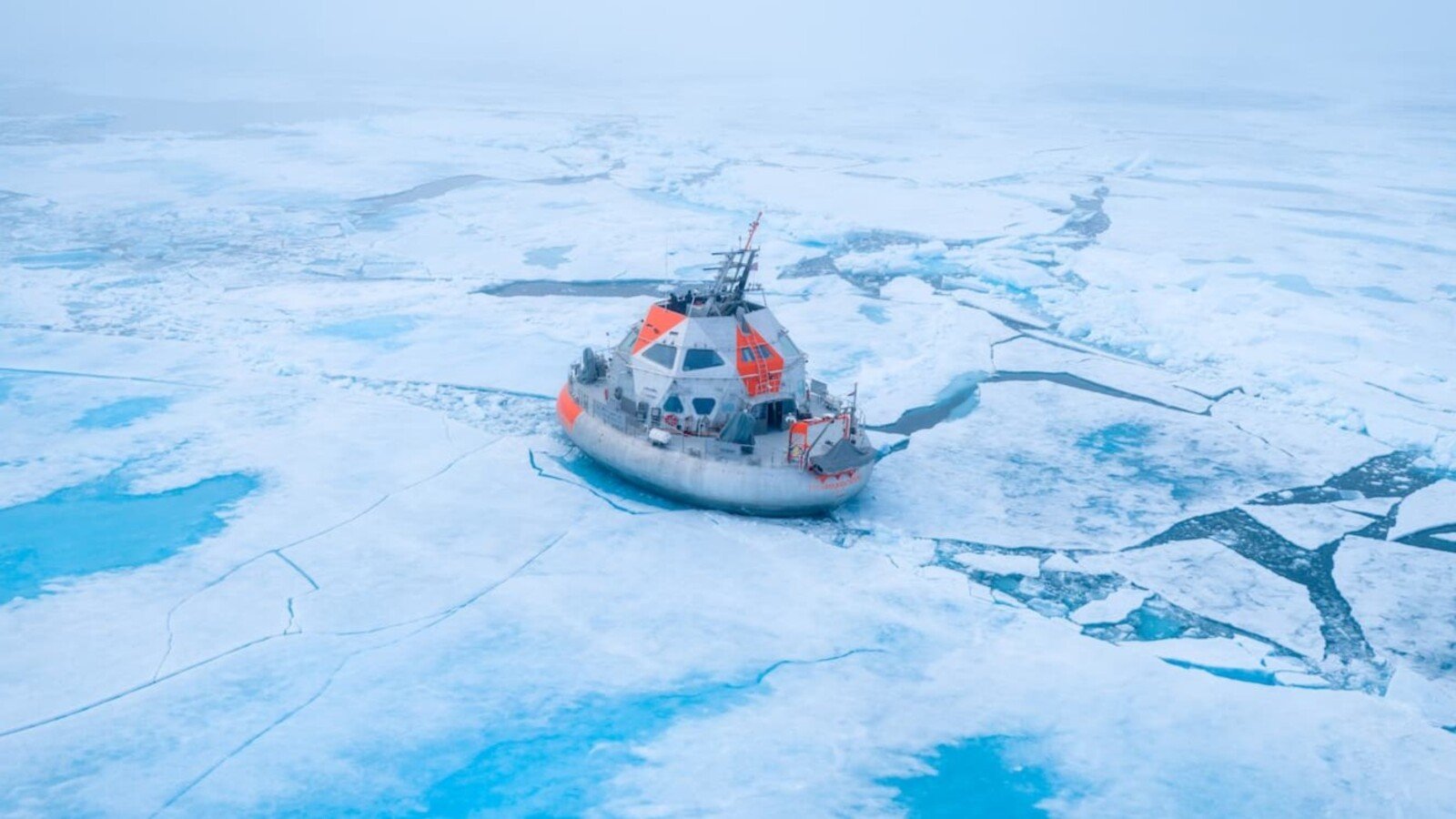 La base scientifique Tara Polaris, prise dans la banquise arctique, où un équipage de douze personnes va hiverner huit mois. © Fondation Tara Océan/Maéva Bardy