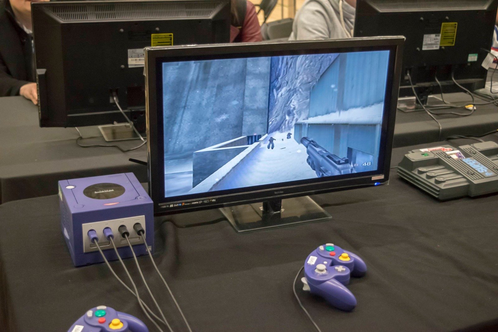 La GameCube faisait la part belle au multijoueur local grâce à ses quatre ports manette (ici, à l'écran, la version GC de GoldenEye). ©Paul Stringer x Shutterstock