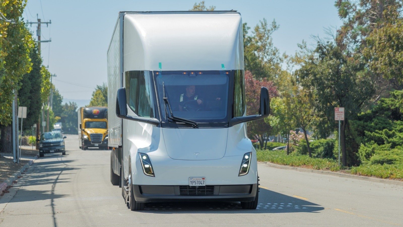 Un camion électrique Tesla Semi traverse une zone industrielle près de l'usine de Tesla Fremont. Tesla a commencé la production en série du camion à la Gigafactory dans le Nevada. - ©Elkins Eye Visuals / Shutterstock