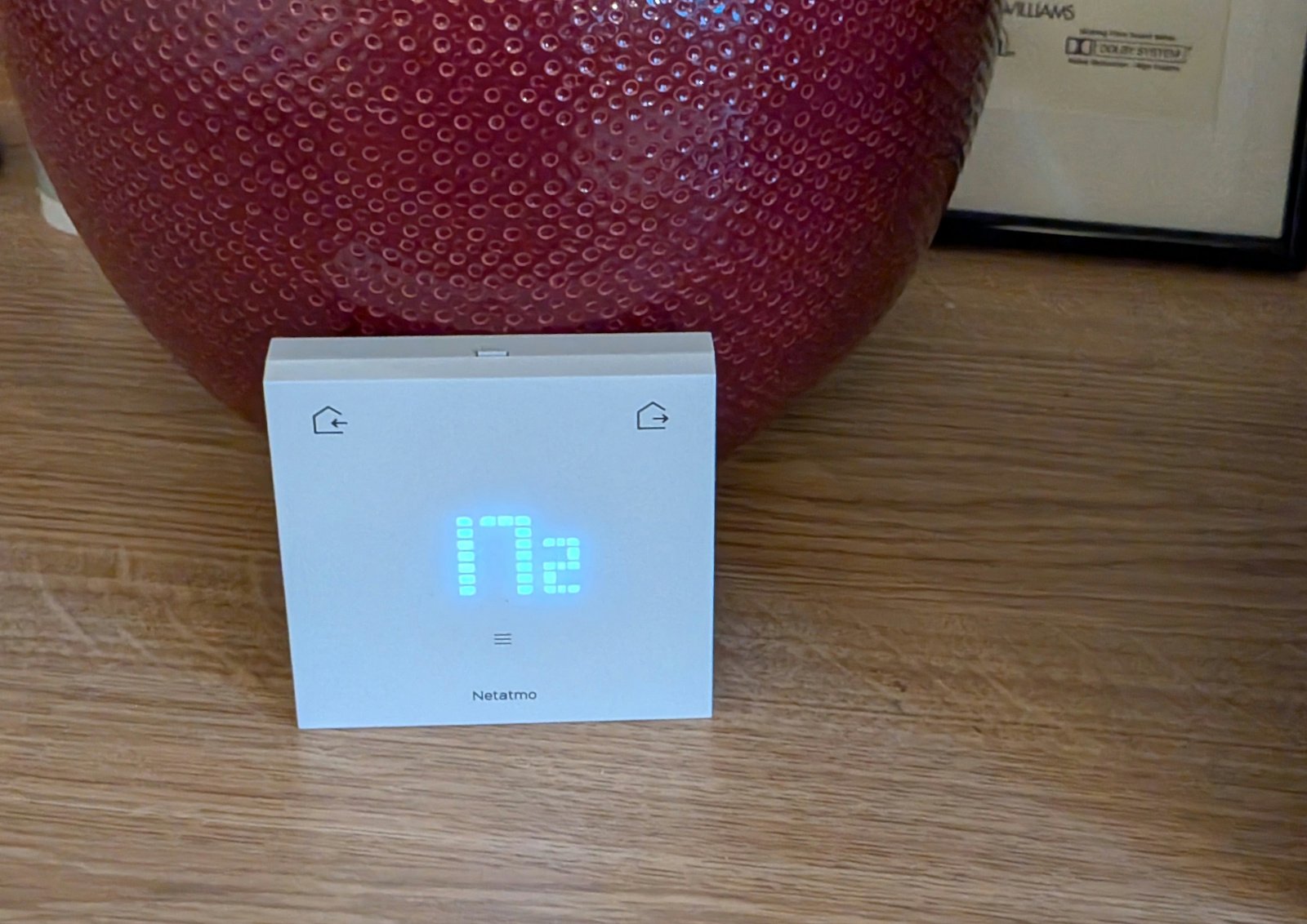 L'écran tactile LED du nouveau thermostat Netatmo. ©Nicolas Guyot pour Clubic