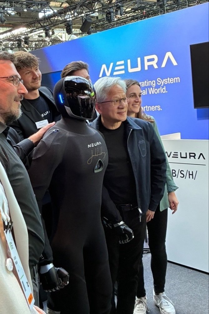 Jensen Huang, le patron de NVIDIA, avec le robot 4NE1 Gen 4. Une preuve indirecte que ce modèle a été conçu autour de la plateforme Isaac GR00T du géant de l'IA ? ©Neura Robotics