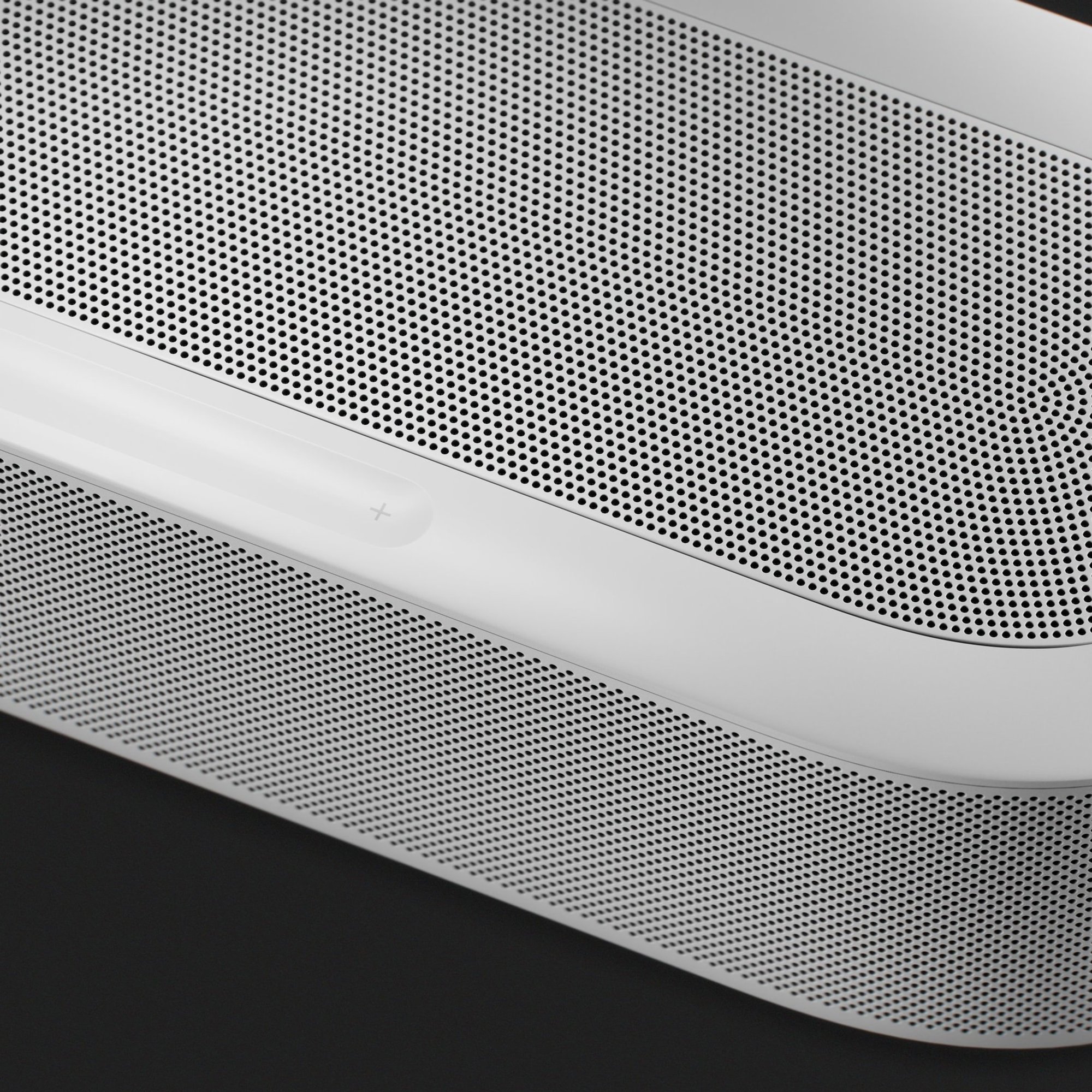 Le modèle promet, grâce à la grille acoustique du plateau supérieur et au nouveau panneau de contrôle, d'être encore plus élégante © Sonos