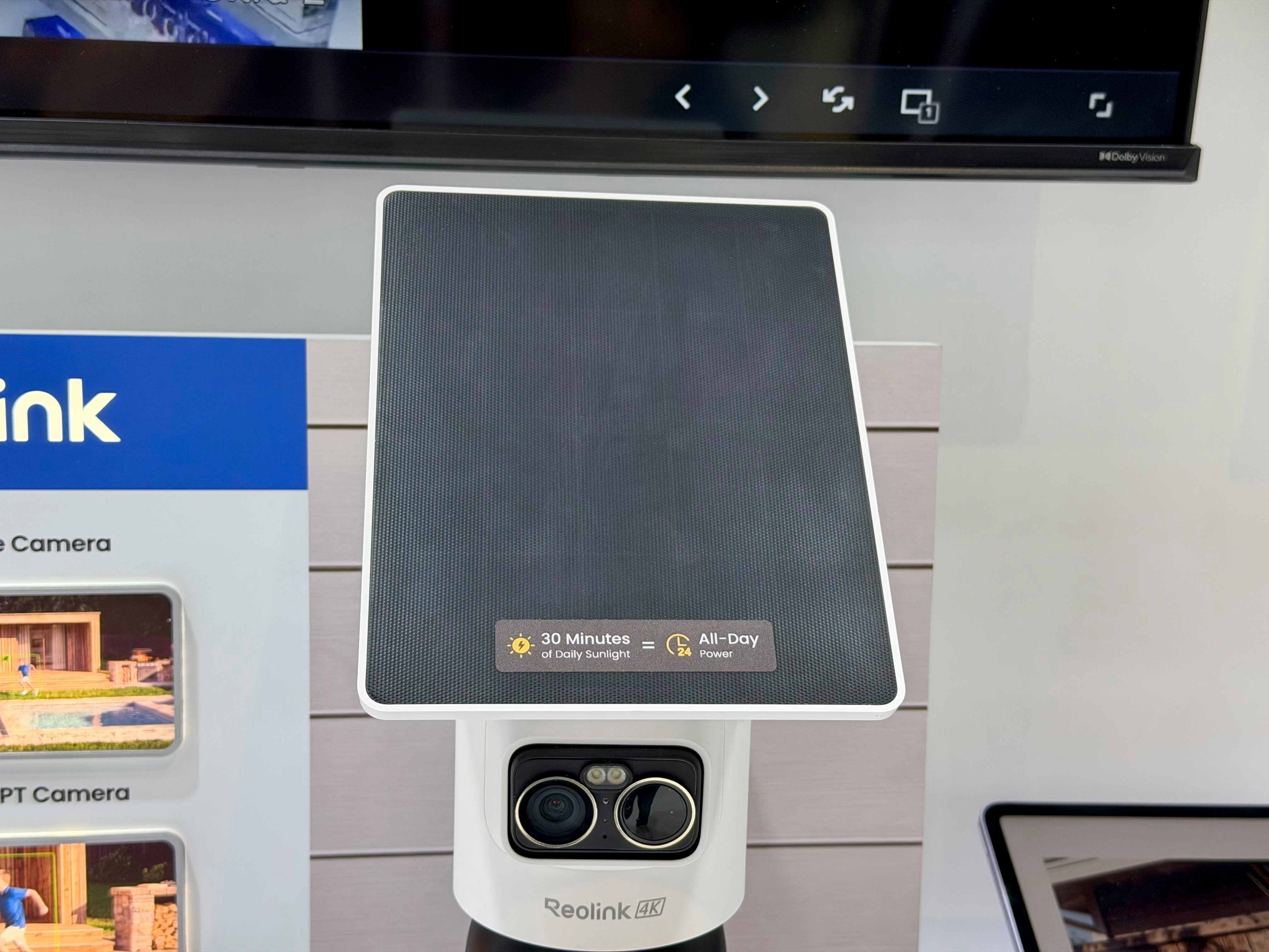 Panneau solaire intégré pour recharger dès que la lumière pointe le bout de son nez ©Mathieu Grumiaux pour Clubic