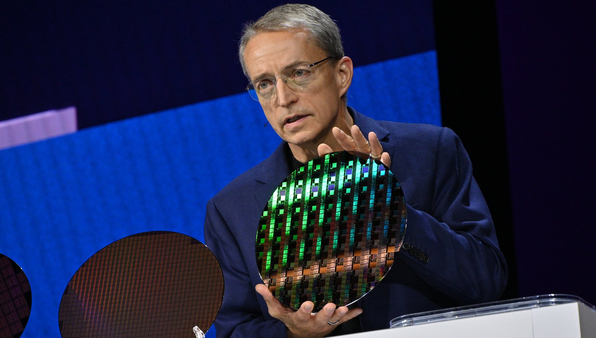 L'ancien P.-D.G. d'Intel, Pat Gelsinger, tenant une « gaufre » issue du procédé 18A. © Intel