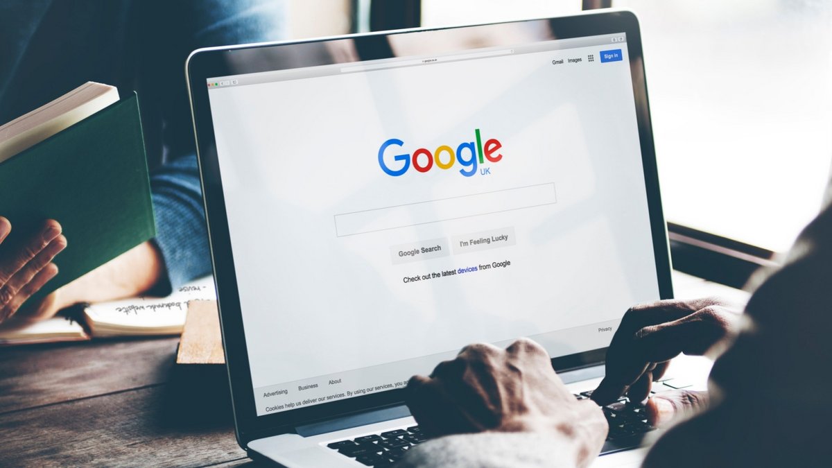 Un navigateur web permet d’accéder aux sites et contenus en ligne, en affichant textes, images, vidéos et éléments interactifs. Il offre aussi des fonctions comme les onglets, la navigation privée ou les extensions - © Shutterstock