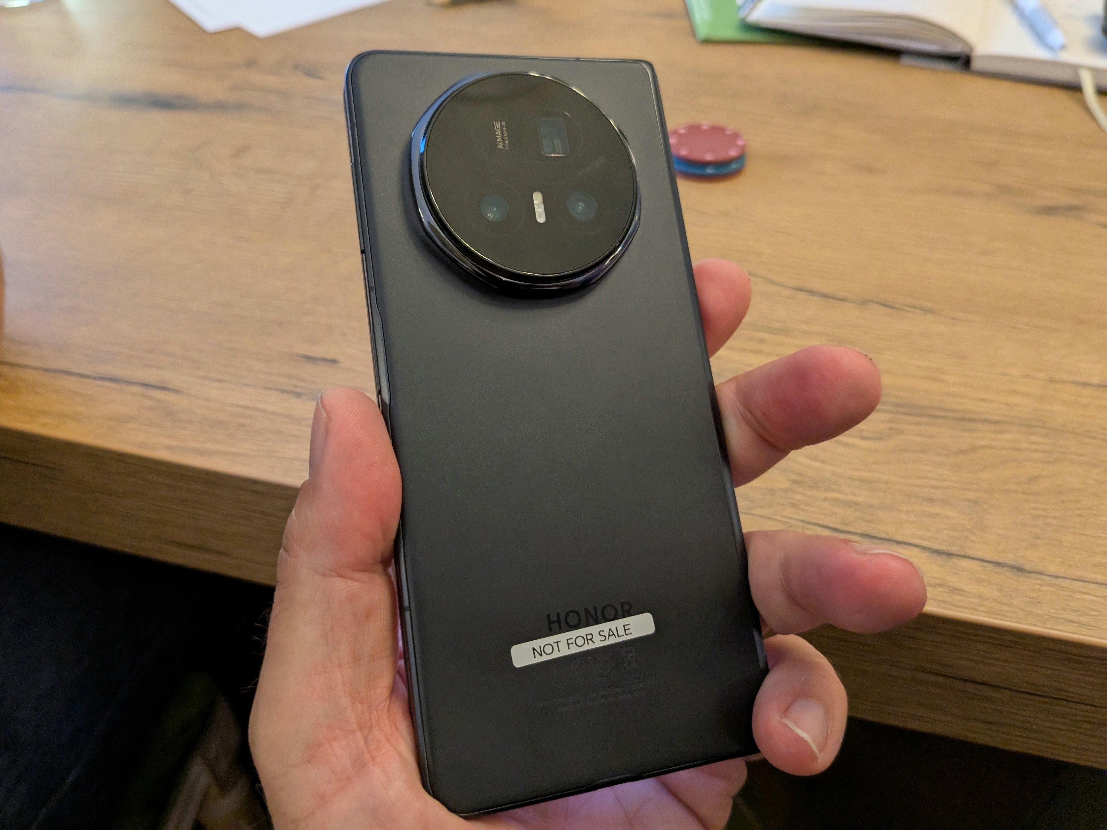 Le dos du Honor Magic V5. ©Nicolas Guyot pour Clubic