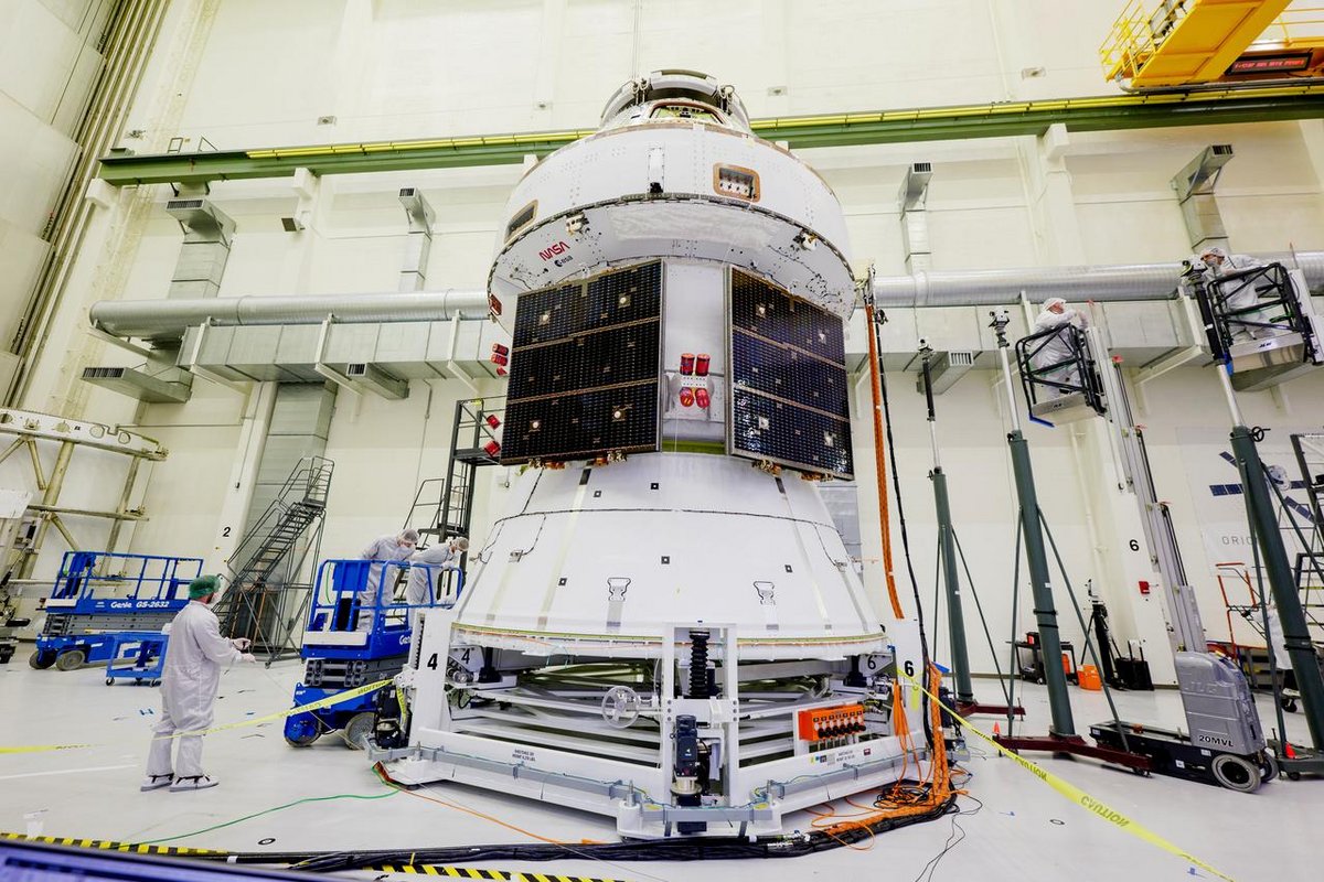Les quatre ailes du panneau solaire du vaisseau spatial Artemis II Orion sont installées à l'intérieur du bâtiment des opérations et de contrôle du centre spatial Kennedy de la NASA en Floride le 7 mars 2025. Artemis II est le premier test de vol habité d'Orion autour de la Lune dans le cadre de la campagne Artemis de l'agence - ©NASA/Rad Sinyak