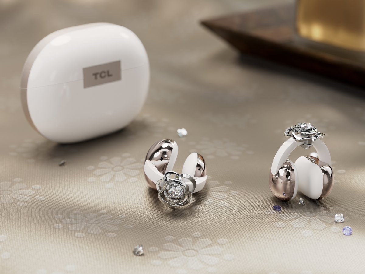 Les TCL CrystalClip ornés du bijou Swarovski. © TCL