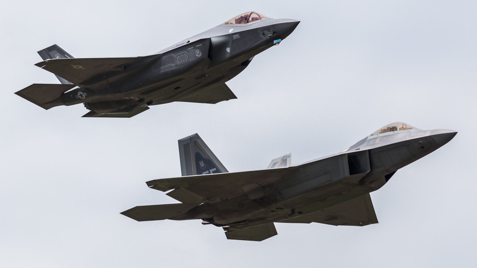 Les avions de chasse furtifs américains F-35 (au-dessus) et F-22. ©Jason Wells x Shutterstock