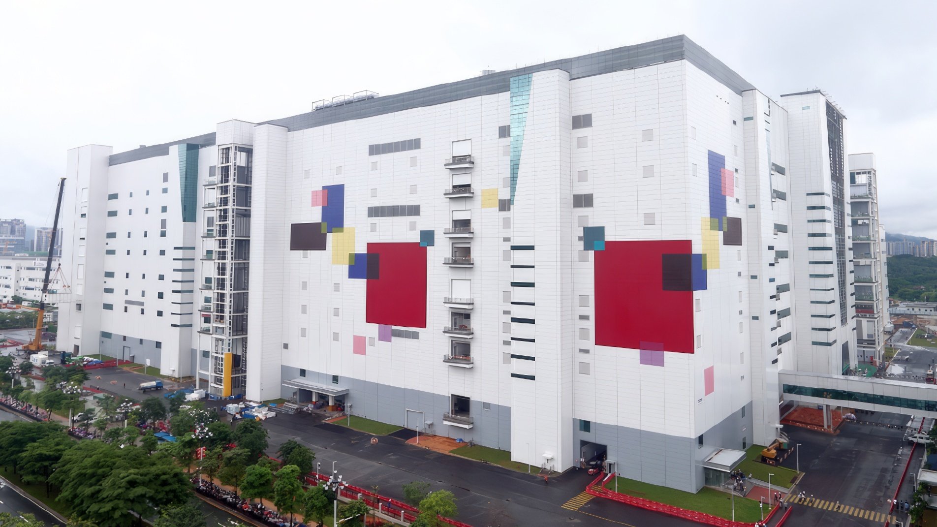 L'usine OLED de LG Display à Guangzhou, en Chine, photographiée en 2020. Le groupe prépare aujourd'hui de nouvelles capacités d'assemblage pour des modules pouvant atteindre 111 pouces. © LG Display