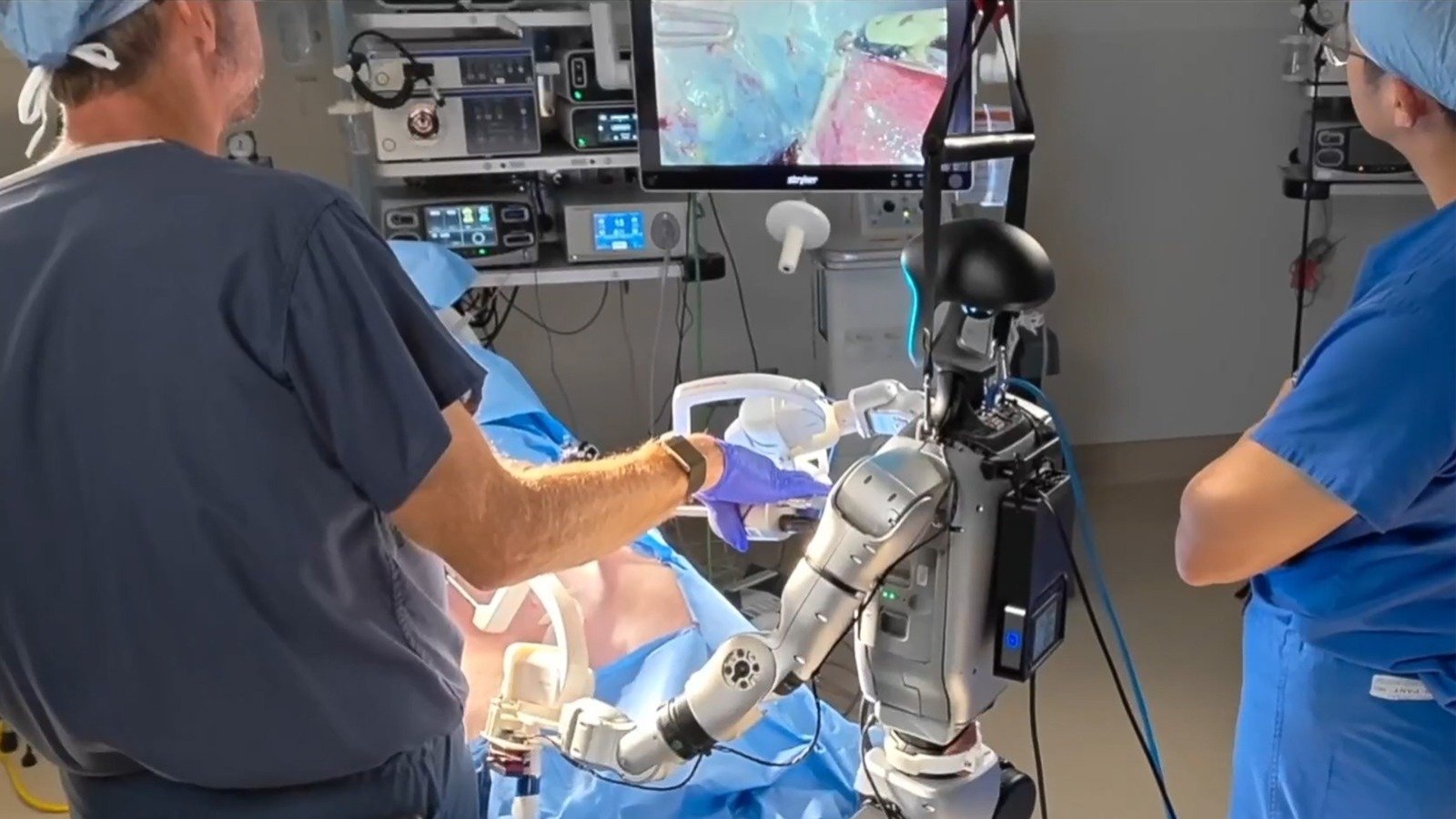 Lors d'une intervention chirurgicale, une équipe homme-robot composée d'un robot humanoïde et d'un chirurgien humain agissant comme assistant a réalisé avec succès une ablation de la vésicule biliaire. - ©École d'ingénierie Jacobs de l'UC San Diego, sous licence CC 4.0