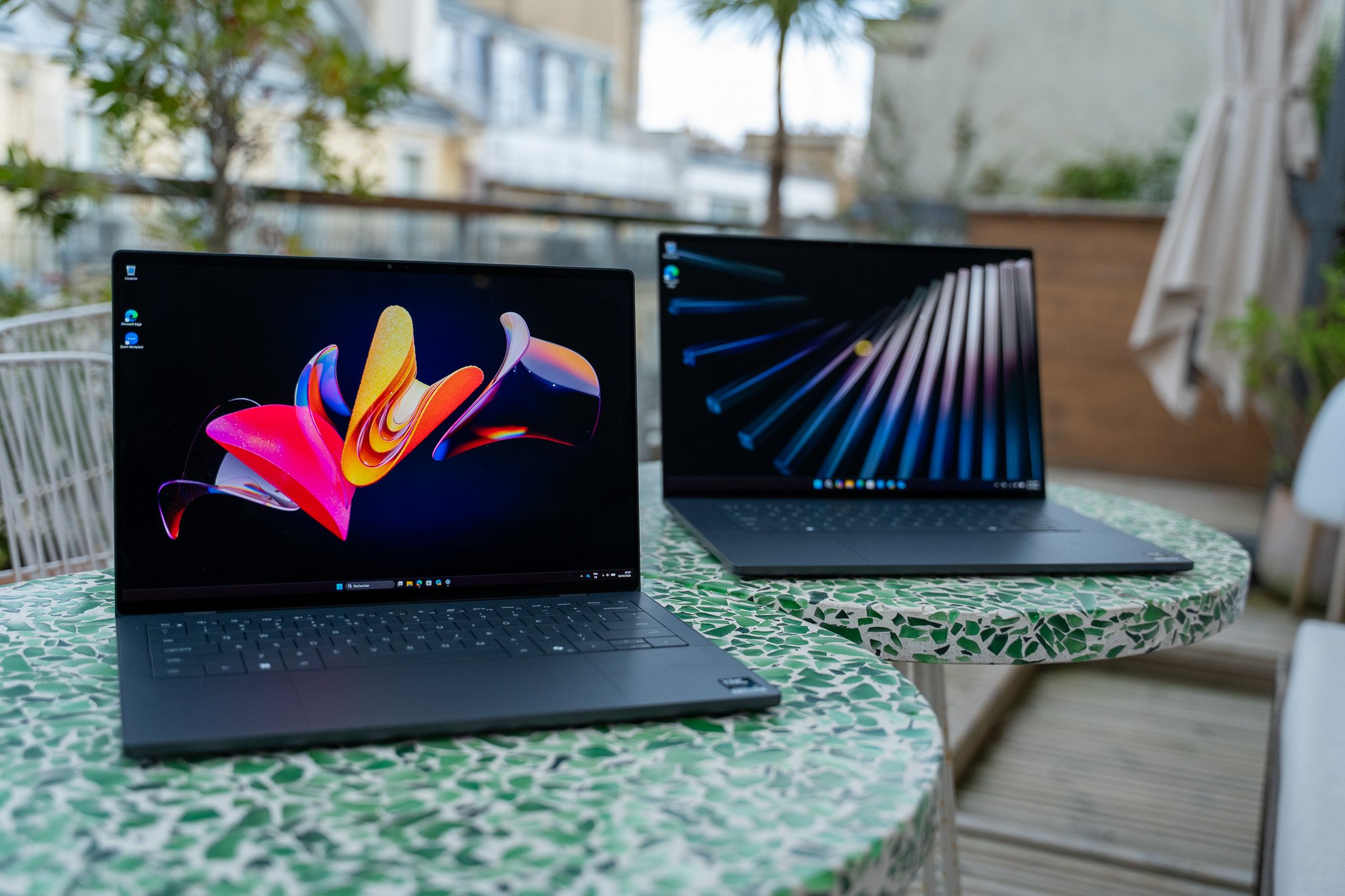 Les Dell XPS 14 (au premier plan) et 16 s'offrent un tout nouveau châssis. © Nathan Le Gohlisse pour Clubic