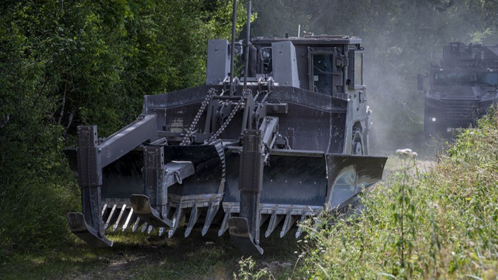 L’EBMZ, un bulldozer Caterpillar D7 blindé équipé d’une charrue de bréchage, en essai avec l’armée de Terre. © Antoine Siffroi / STAT /Défense