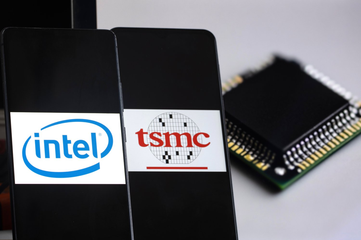 Les logos d'Intel et de TSMC. ©Below the Sky / Shutterstock