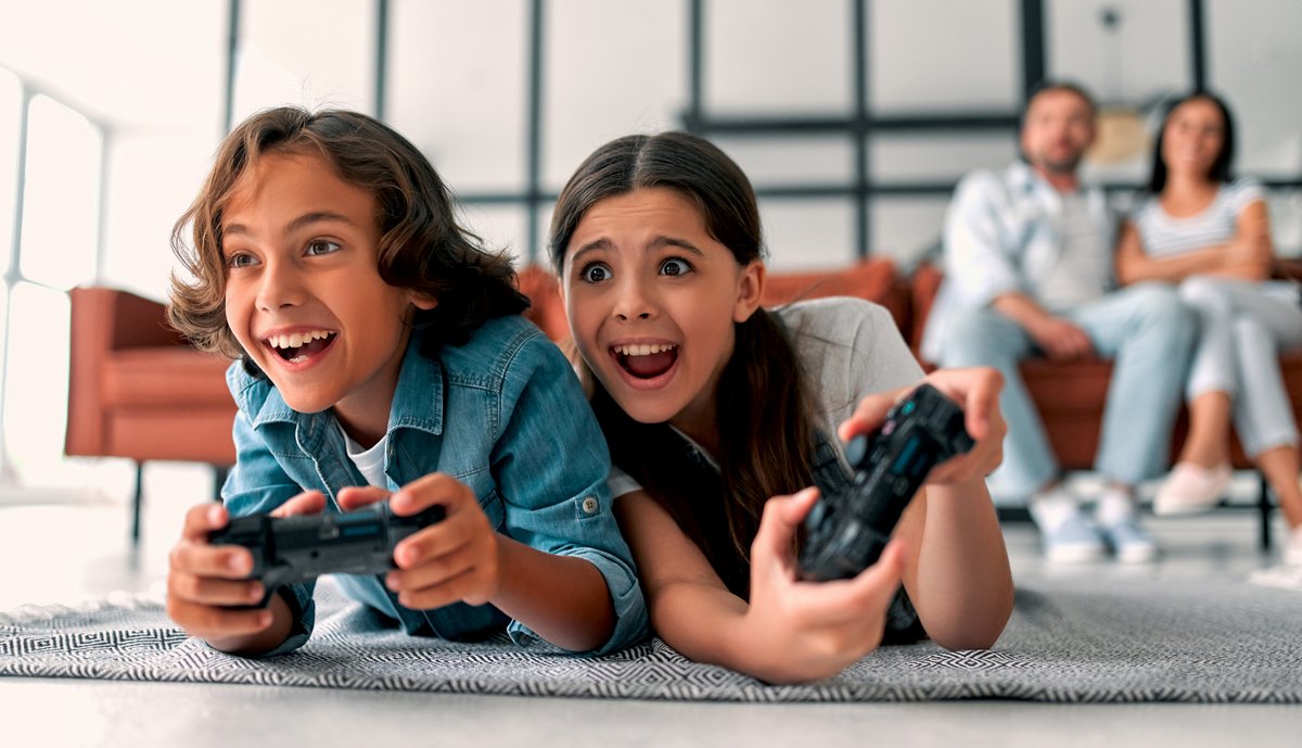 Les jeux vidéo à visée pédagogique sont à l'extrême inverse de l'apprentissage passif, encore majoritaire dans la plupart des instutions scolaires mondiales. © 4 PM production / Shutterstock