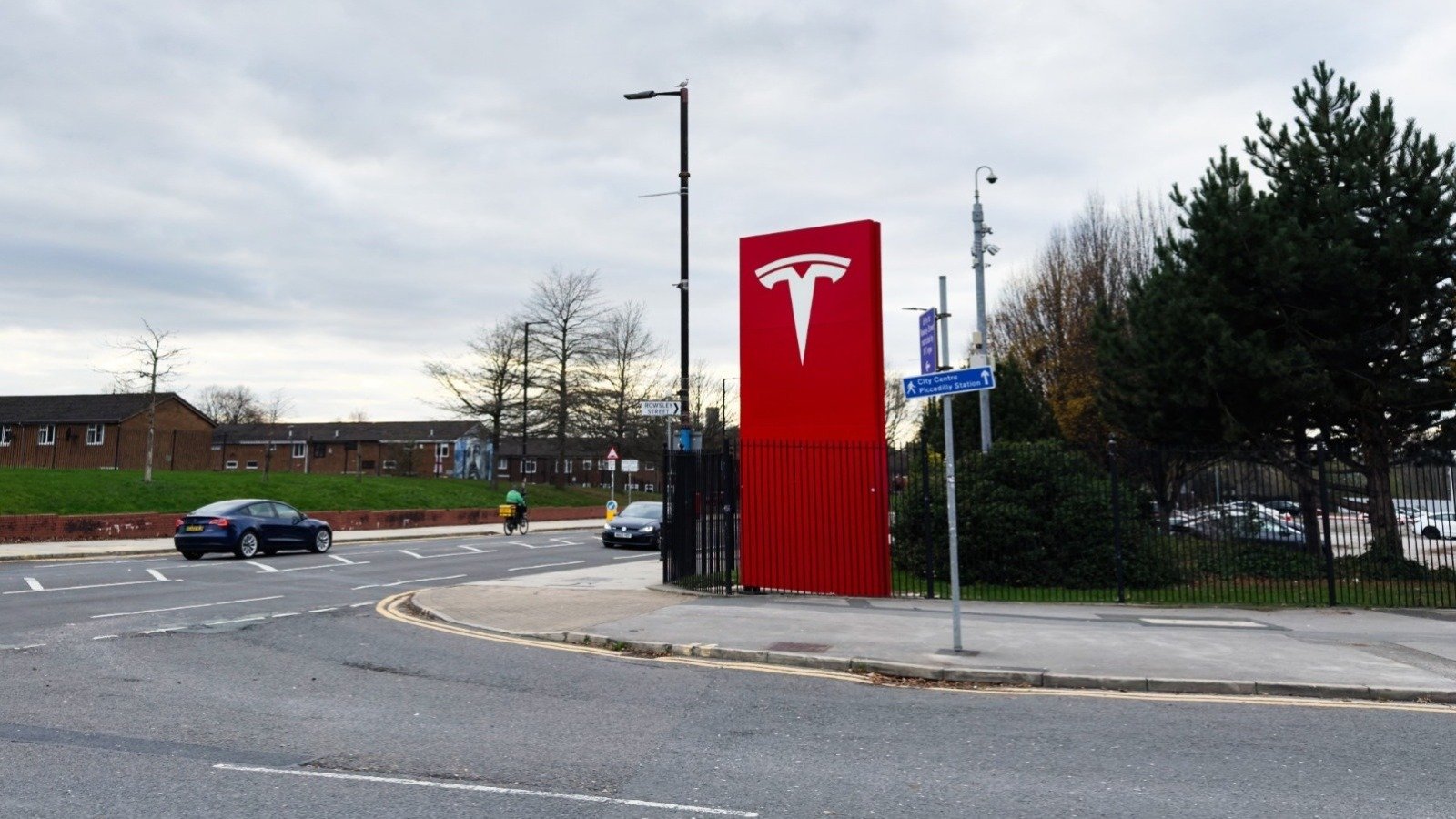 Avec un prix de 225 dollars, soit environ 197 euros, Tesla est encore une fois au sommet du marché, loin devant la moyenne du secteur, comprise entre 44 et 105 euros selon les modèles de draisiennes - ©AS photo family / Shutterstock