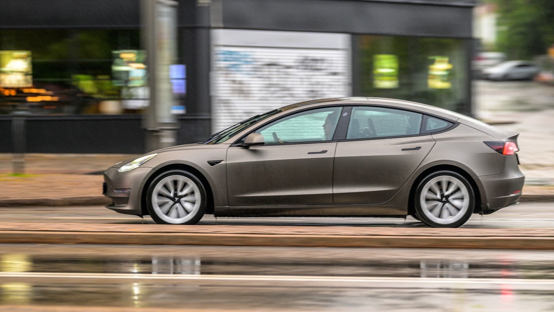 Tesla veut limiter l'éblouissement causé par les feux de croisement de ses voitures, grâce à une simple mise à jour logicielle. © Trygve Finkelsen / Shutterstock