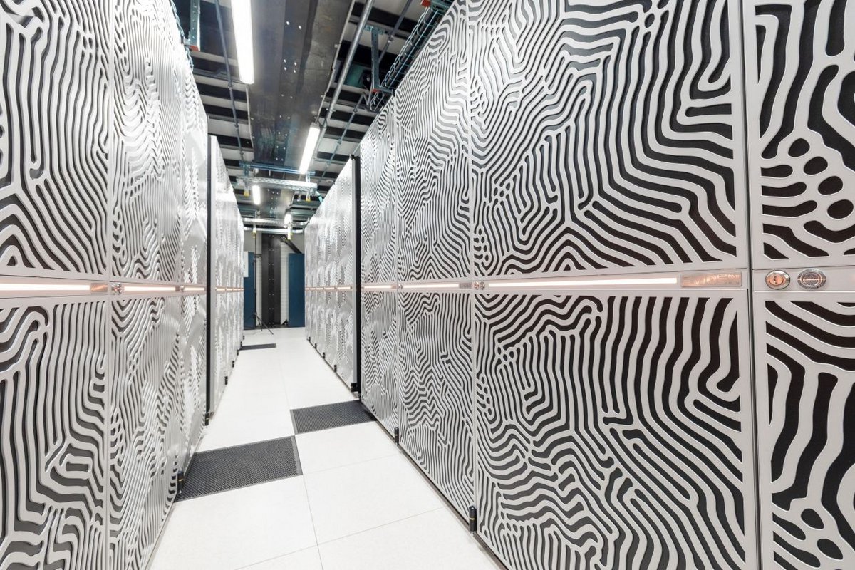 Vue entre les racks du supercalculateur JUPITER - ©Forschungszentrum Jülich / Sascha Kreklau