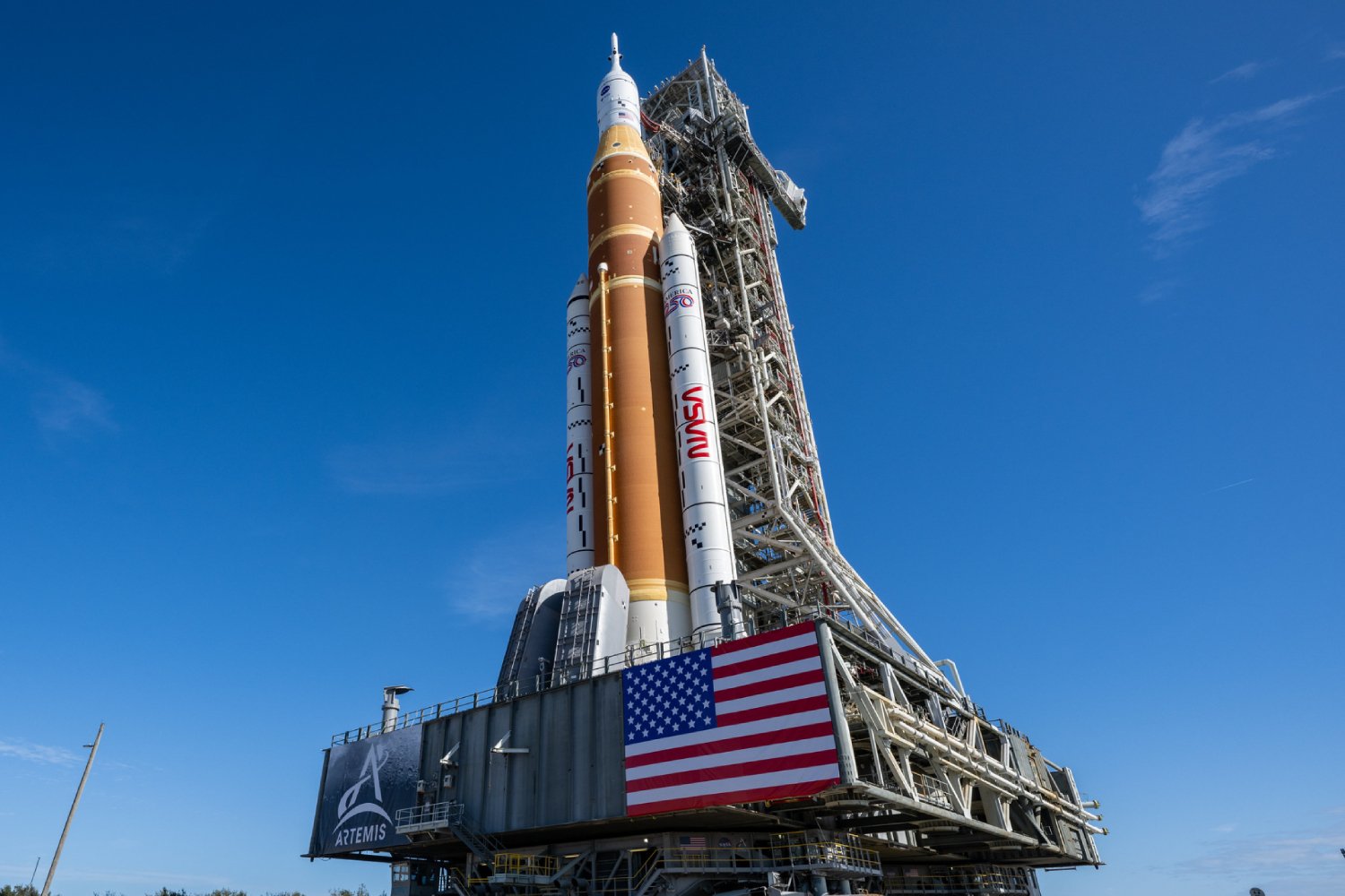 La fusée SLS transportée jusqu'à son pas de tir le 17 janvier dernier. ©NASA/Keegan Barber