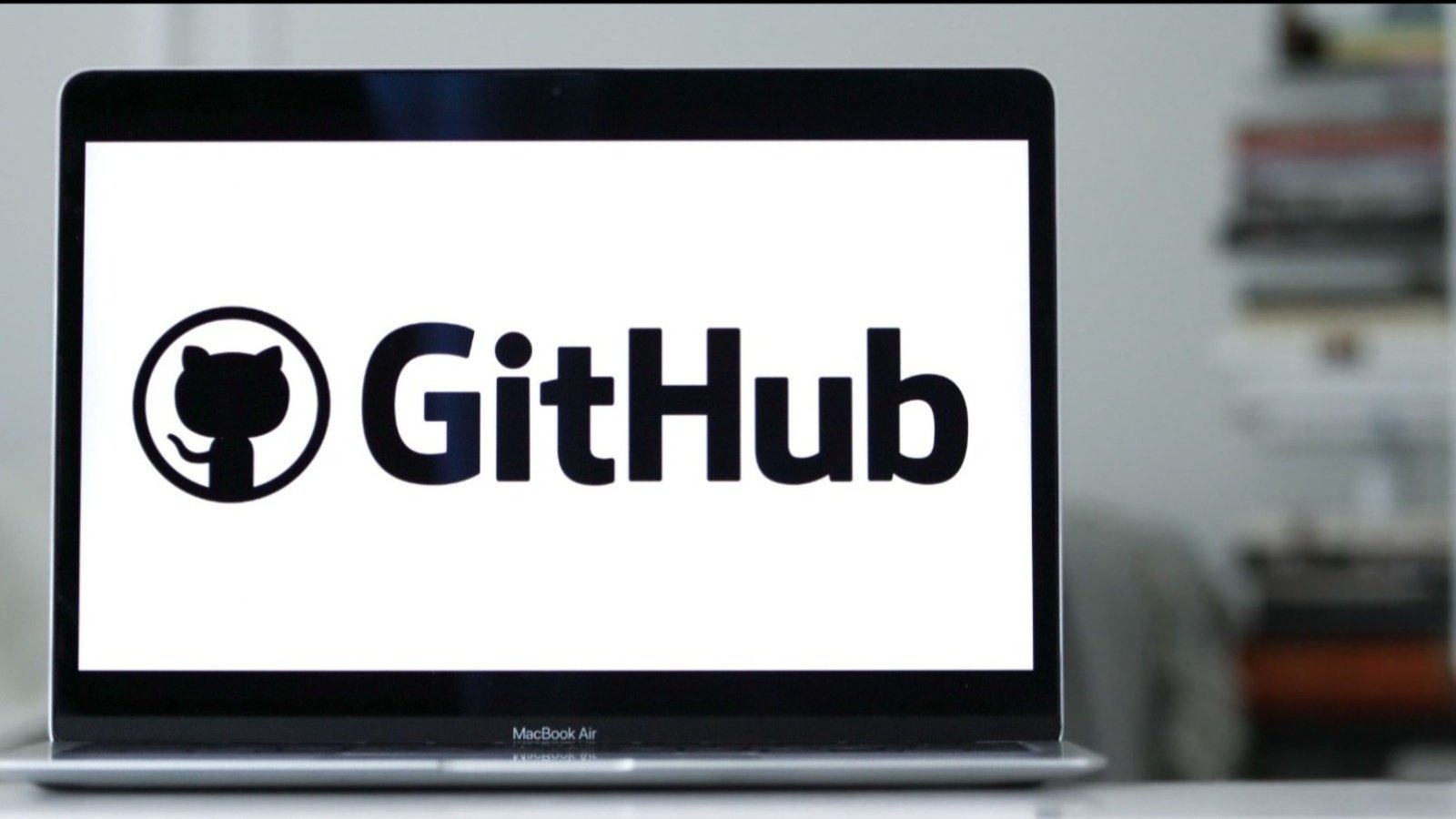 Socket a remonté la piste jusqu'à 222 dépôts répartis sur 190 comptes GitHub, tous liés par la même signature d'automatisation. - ©Wirestock Creators / Shutterstock