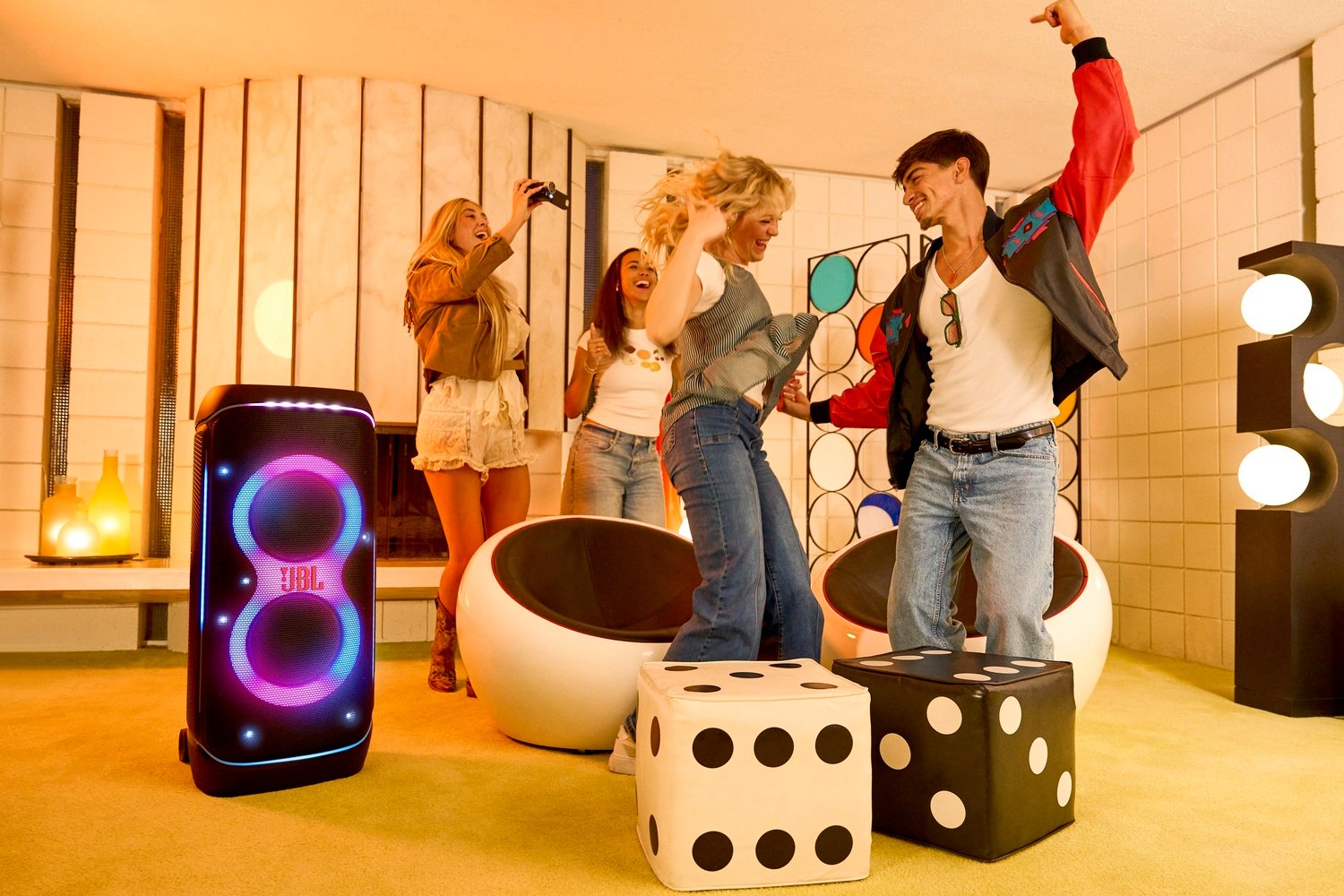 La JBL PartyBox 720 promet un spectacle son et lumière. ©JBL