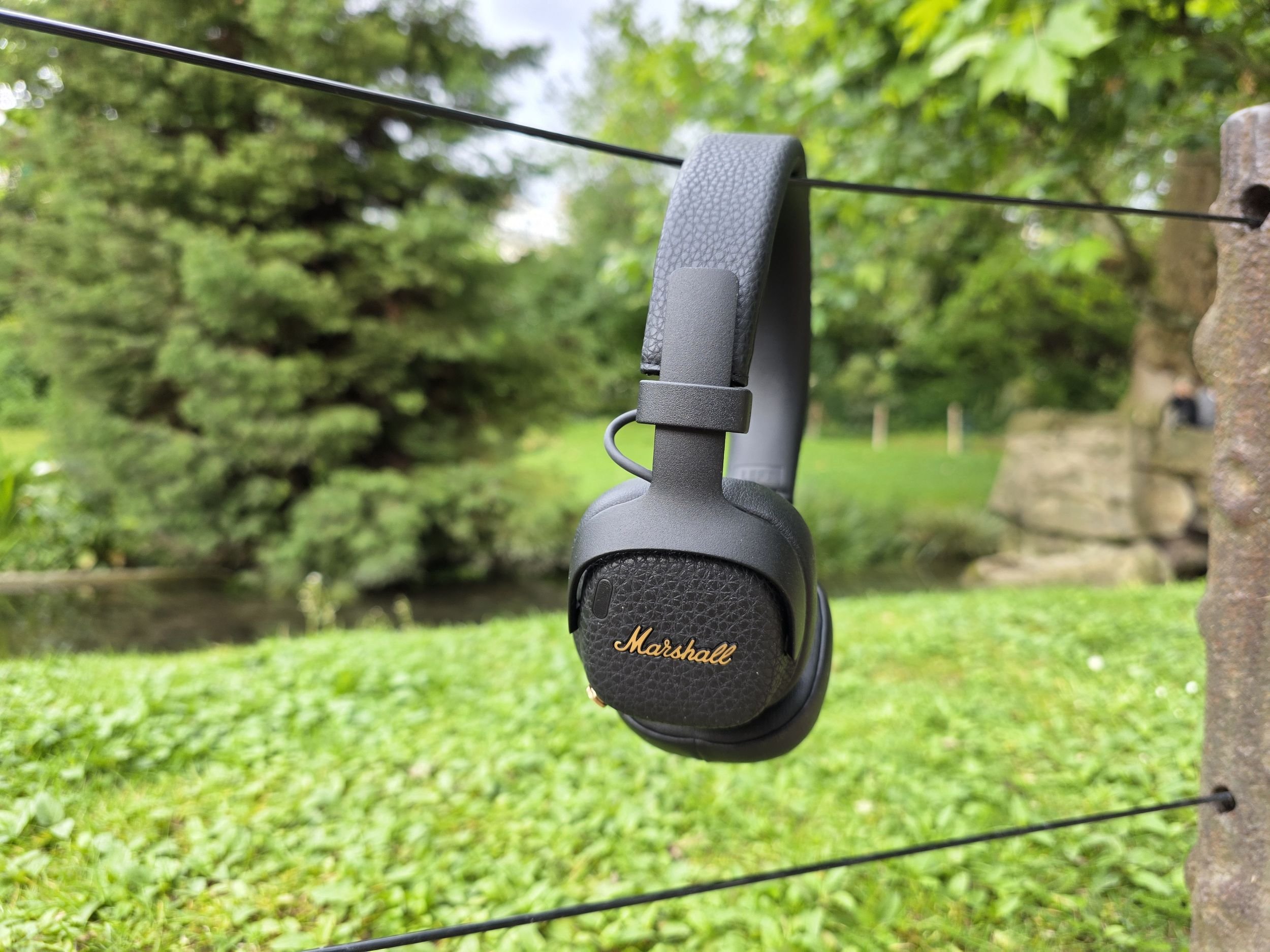 Pas de surprise, le casque ne peut se battre, du moins sur le son et l'isolation phonique, contre les meilleurs modèles circum-auriculaires © Guillaume Fourcadier pour Clubic
