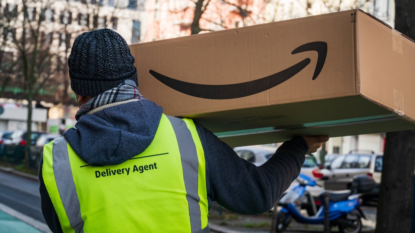 Dès que le livreur quitte son camion, les deux caméras frontales prennent des images fixes à intervalles réguliers - ©Amazon.Inc
