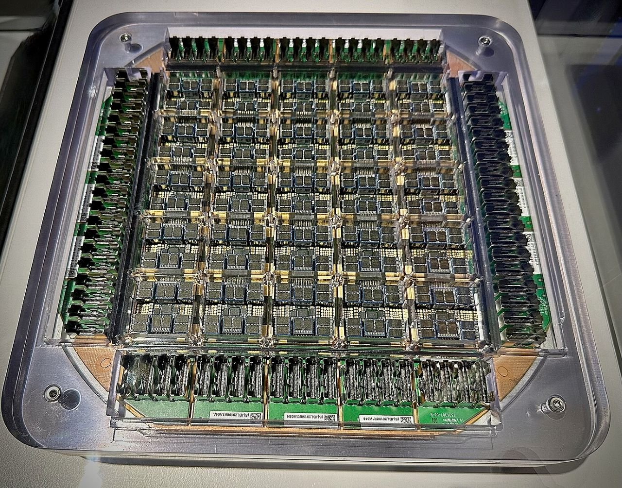 Cette tuile peut effectuer 9 quadrillions de calculs en virgule flottante par seconde, optimisée pour l'entraînement de l'IA. Je l'ai vue de près aujourd'hui. Chaque tuile de 15 kW contient un réseau de blocs de 5 x 5, chacun composé de 12 piles de modules multipuces D1, avec blindage RF entre elles. Il s'agit de puces d'IA personnalisées par Tesla, avec 362 téraflops par bloc. Des connecteurs tout autour fournissent une bande passante inter-tuile de 36 Tbit/s. Le supercalculateur Dojo ExaPod possède 120 de ces tuiles, pour 1,1 exaflops de calcul optimisé pour l'IA - ©Steve Jurvetson