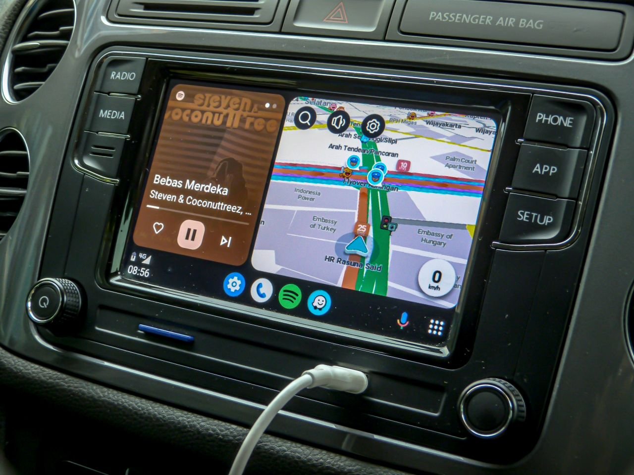 Aviez-vous déjà remarqué la barre des tâches d'Android Auto ? - ©RSL_89 / Shutterstock