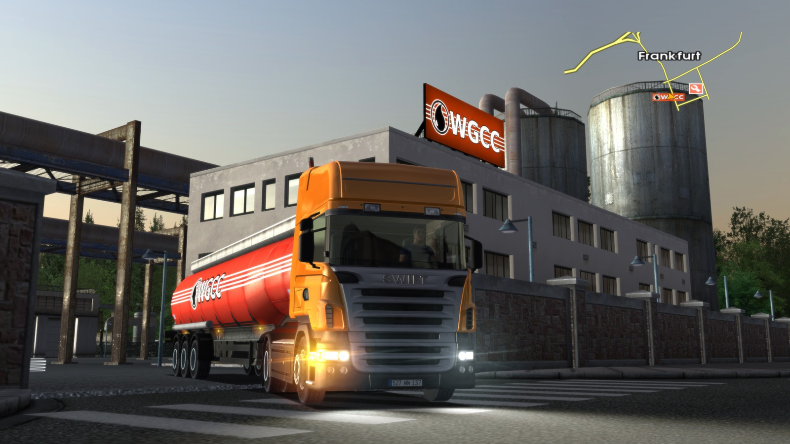 Euro Truck Simulator vous met au volant de différents camions pour effectuer des livraisons sur les routes d’Europe, entre zones industrielles, périphéries urbaines et grands trajets. © SCS Software