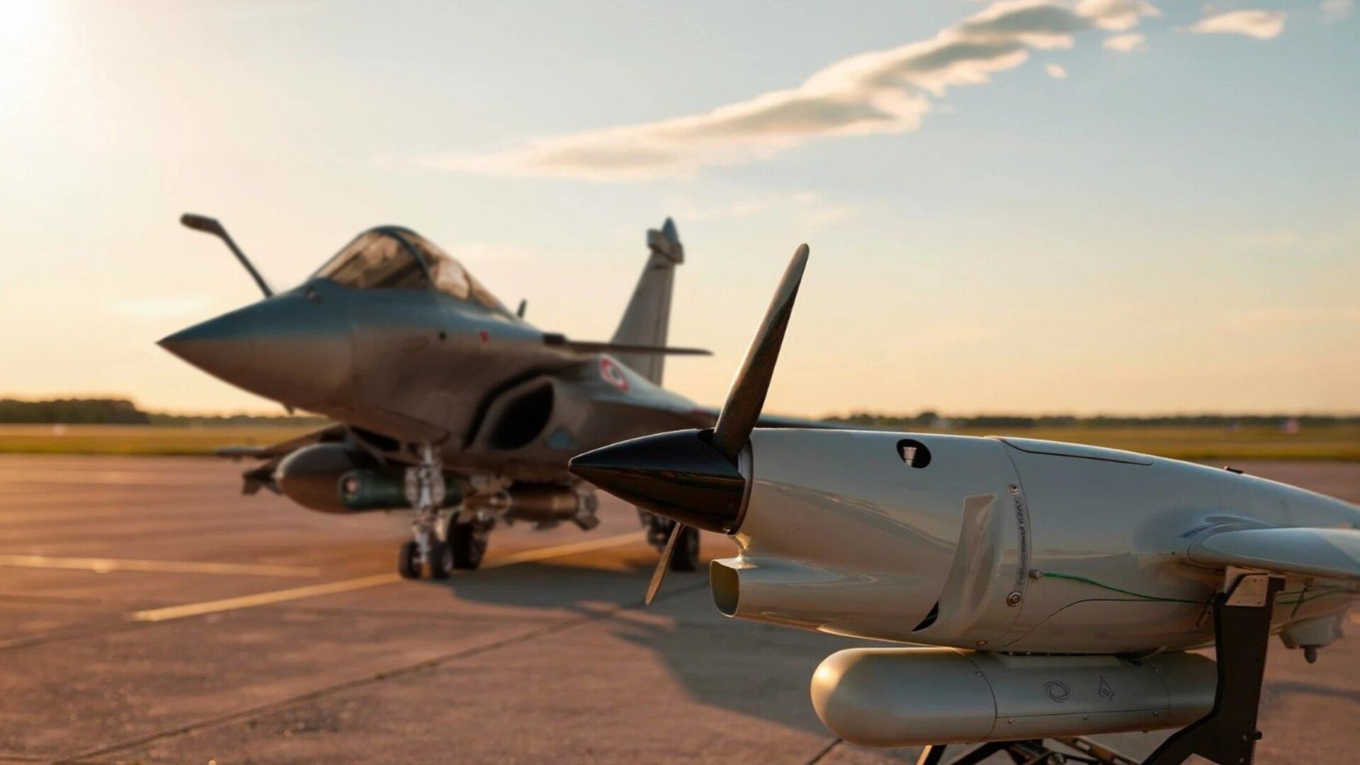 Le drone NAMIB et le Rafale F4, lors de leur vol d'essai collaboratif. © Dassault Aviation