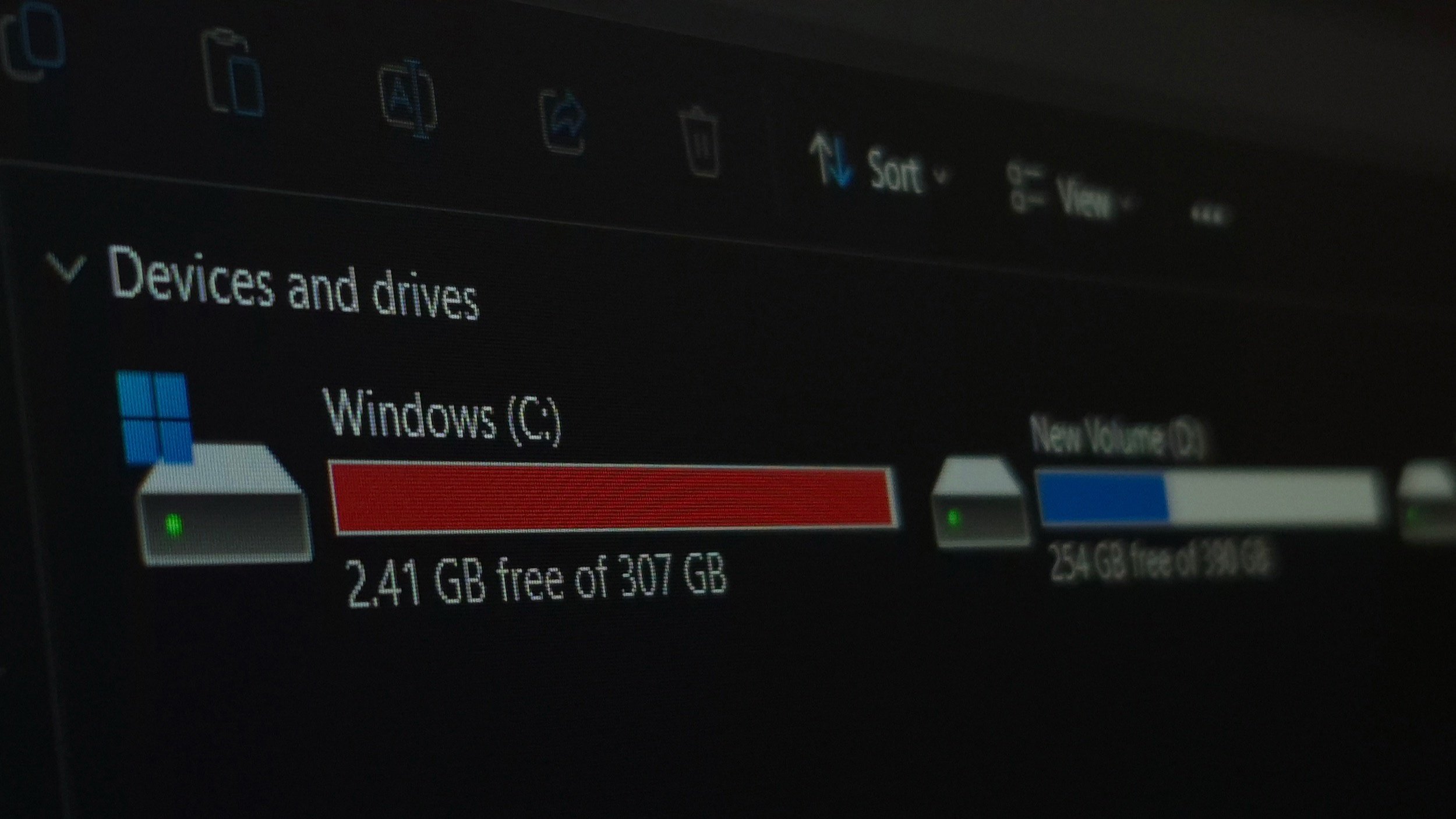 Microsoft corrige le bug Windows 11 qui saturait les SSD. © Nwz / Shutterstock