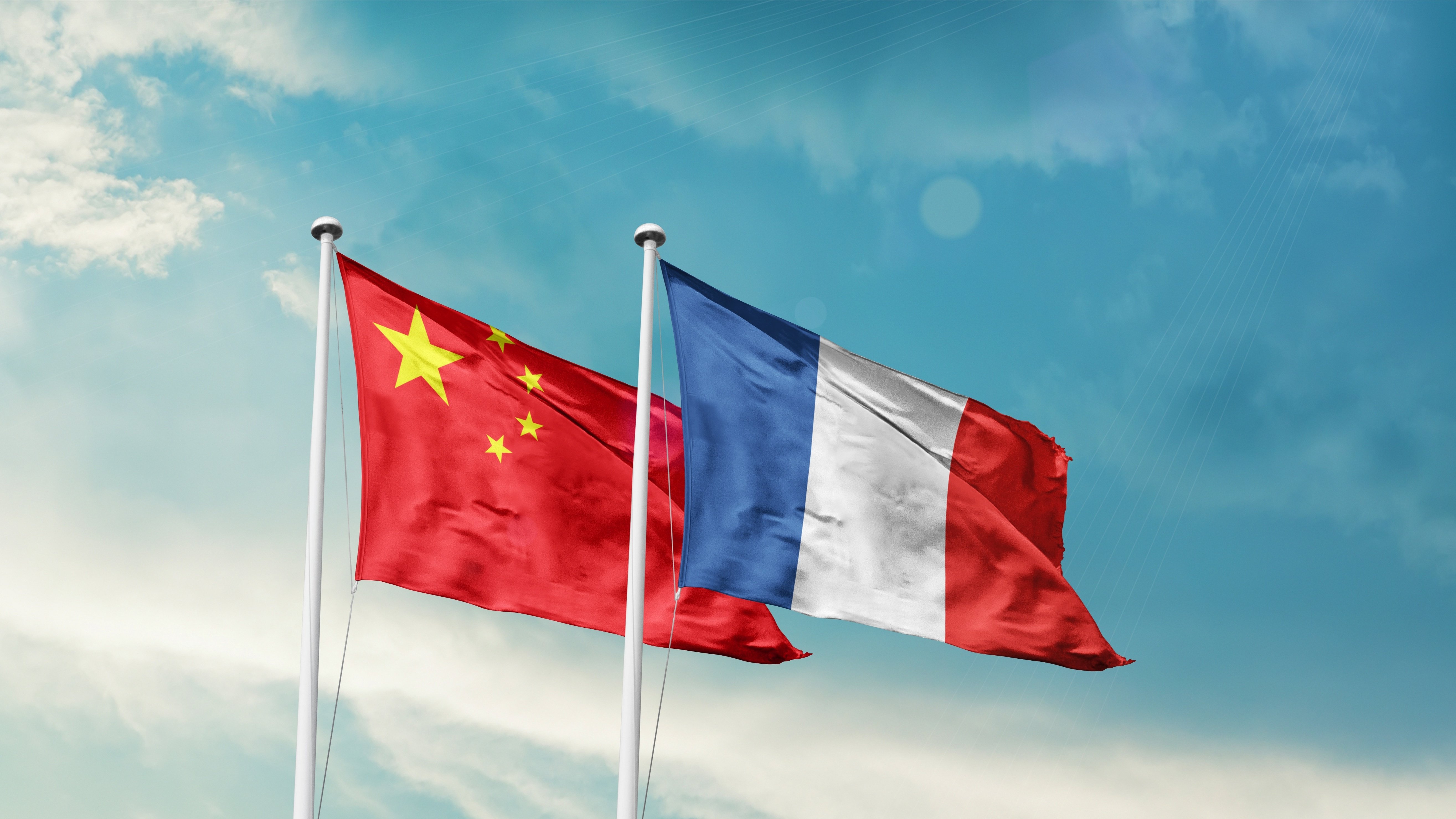 Face aux suppressions d'emplois liées à l'intelligence artificielle, la Chine veut anticiper les risques. En France, formation et protections juridiques constituent deux leviers pour accompagner les salariés. © em_concepts / Shutterstock