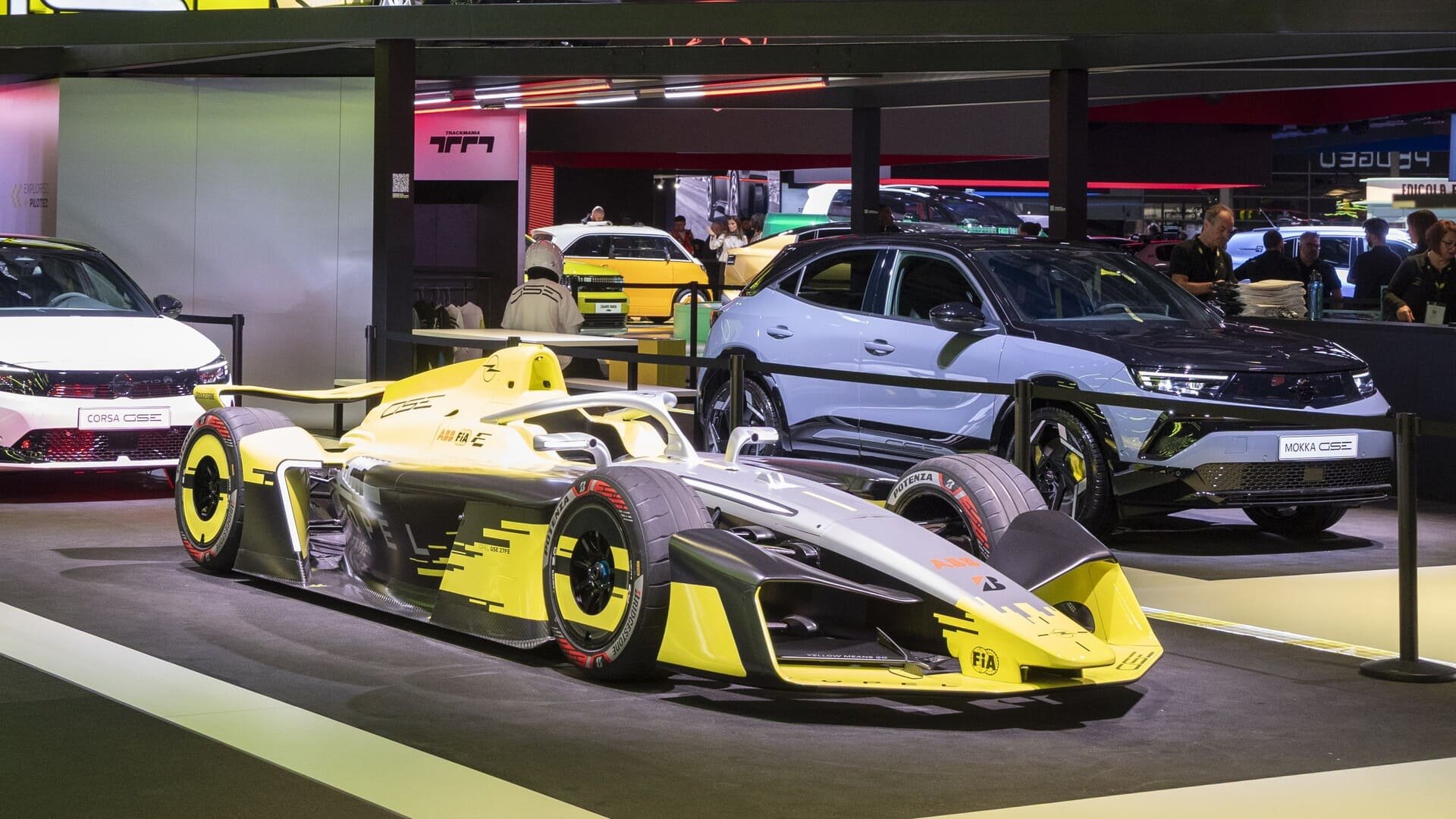 La monoplace de Formule E Opel GSE 27FE, entourée de la Corsa GSE et du Mokka GSE, sur le stand Opel du Mondial de l’Auto. © Opel