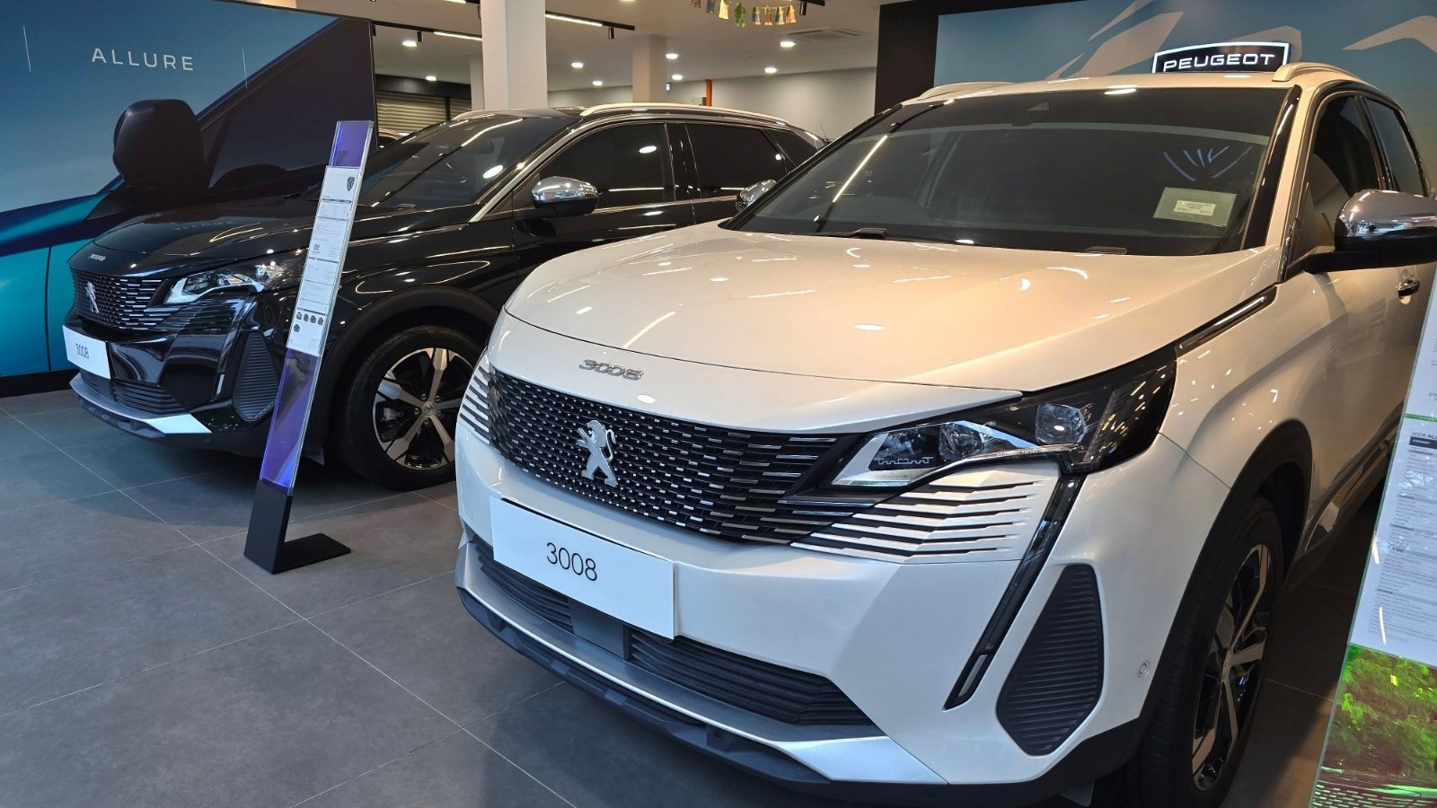 Les salariés de l'usine Stellantis de Sochaux ont travaillé en équipes supplémentaires le samedi 26 et le dimanche 27 septembre pour sortir davantage de Peugeot 3008 et 5008 - ©TY Lim / Shutterstock