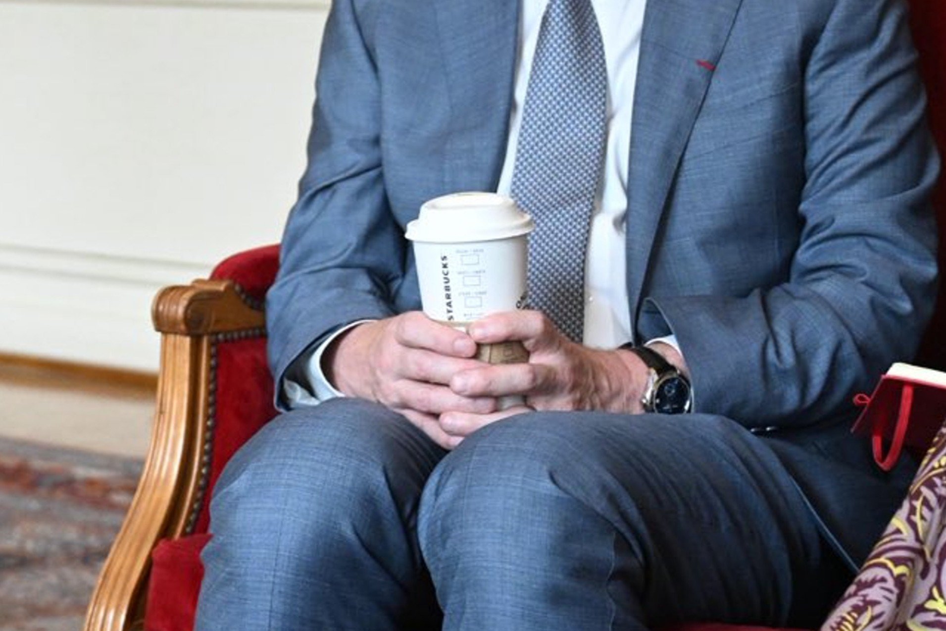 Et si ce gobelet Starbucks symbolisait à lui seul les tensions autour de la souveraineté numérique ? © Compte X de Clara Chappaz