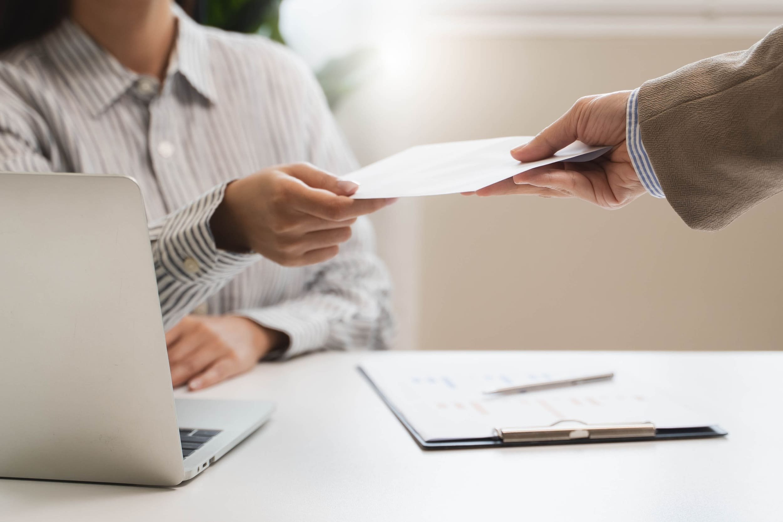Des fiches de paie oubliées sur un vieux serveur, un conflit qui s'embrase et la justice qui tranche. Les choses ont mal tourné entre deux salariés d'une même entreprise. © Pormezz / Shutterstock