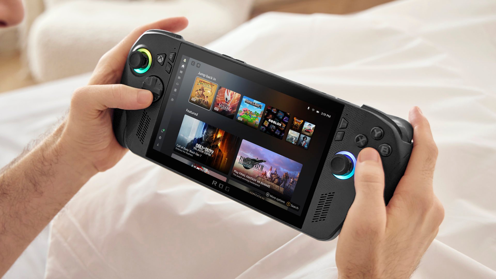 La console portable ASUS ROG Xbox Ally X reprend le design bien spécifique des précédentes itérations de la marque. ©Asus