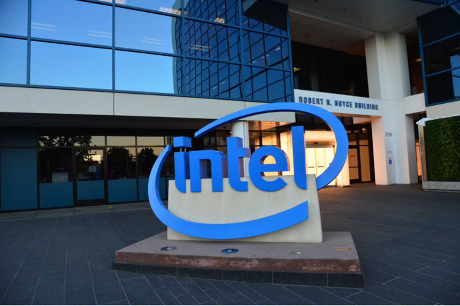 En 2024, Intel a dépensé 33,6 % de ses revenus en recherche et développement. ©Walden Kirsch/Intel Corp.