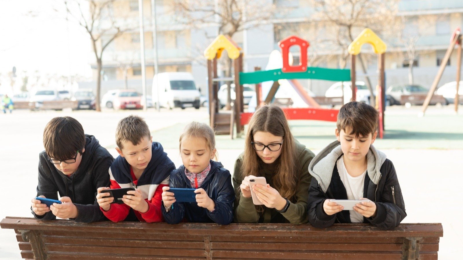 Le panel d'experts de l'UE recommande une interdiction d'accès aux réseaux sociaux et autres services numériques pour les enfants de moins de 13 ans, sauf si les plateformes démontrent au préalable la sécurité de leur conception - ©BearFotos / Shutterstock