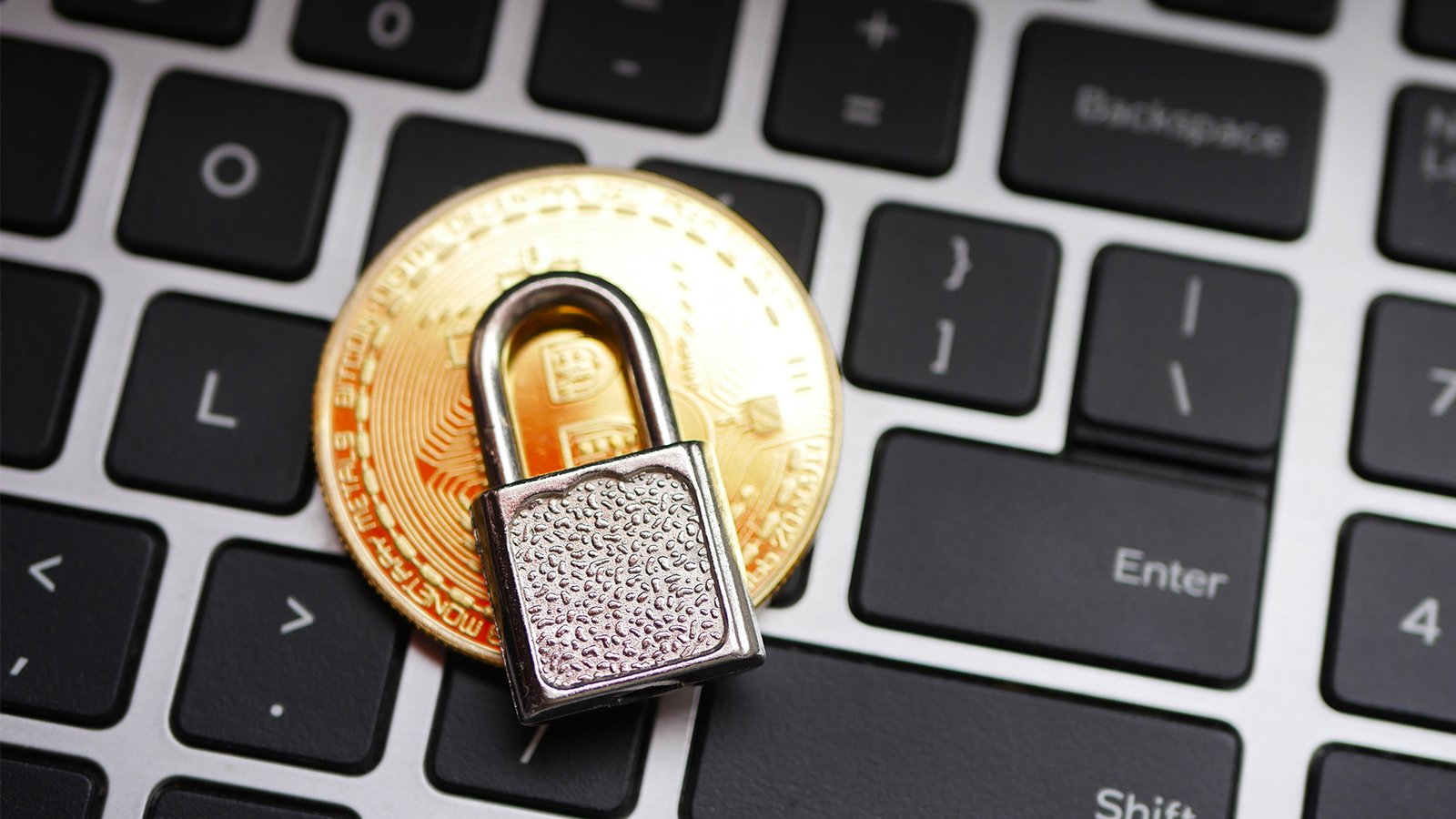 Face aux menaces croissantes, protéger ses cryptomonnaies ne relève plus seulement du numérique, mais devient une priorité globale ©Shuttertock