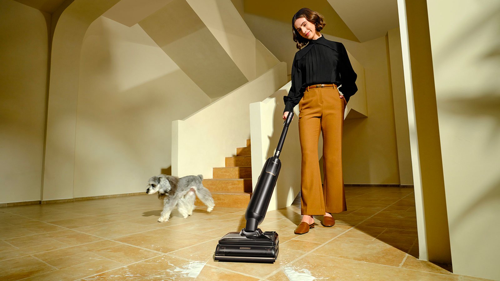 Avec son bras EdgeCoverage ultra-rapide, son auto-nettoyage à 100 °C et 60 jours d’autonomie, cet appareil mise sur l’hygiène et la tranquillité ©MOVA