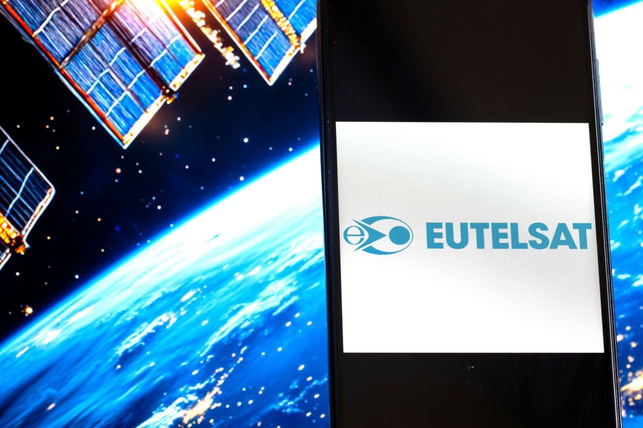 Eutelsat entend bien faire de l'ombre aux satellites de Starlink - ©Below the Sky / Shutterstock