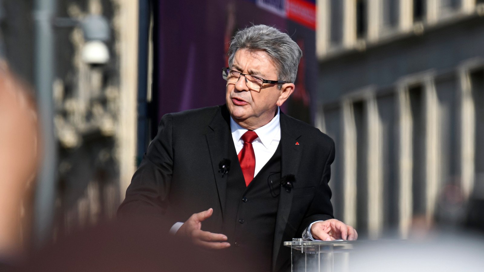 Jean-Luc Mélenchon promet d'ouvrir le chantier de la dématérialisation dans le JV en 2027. ©Victor Velter x Shutterstock