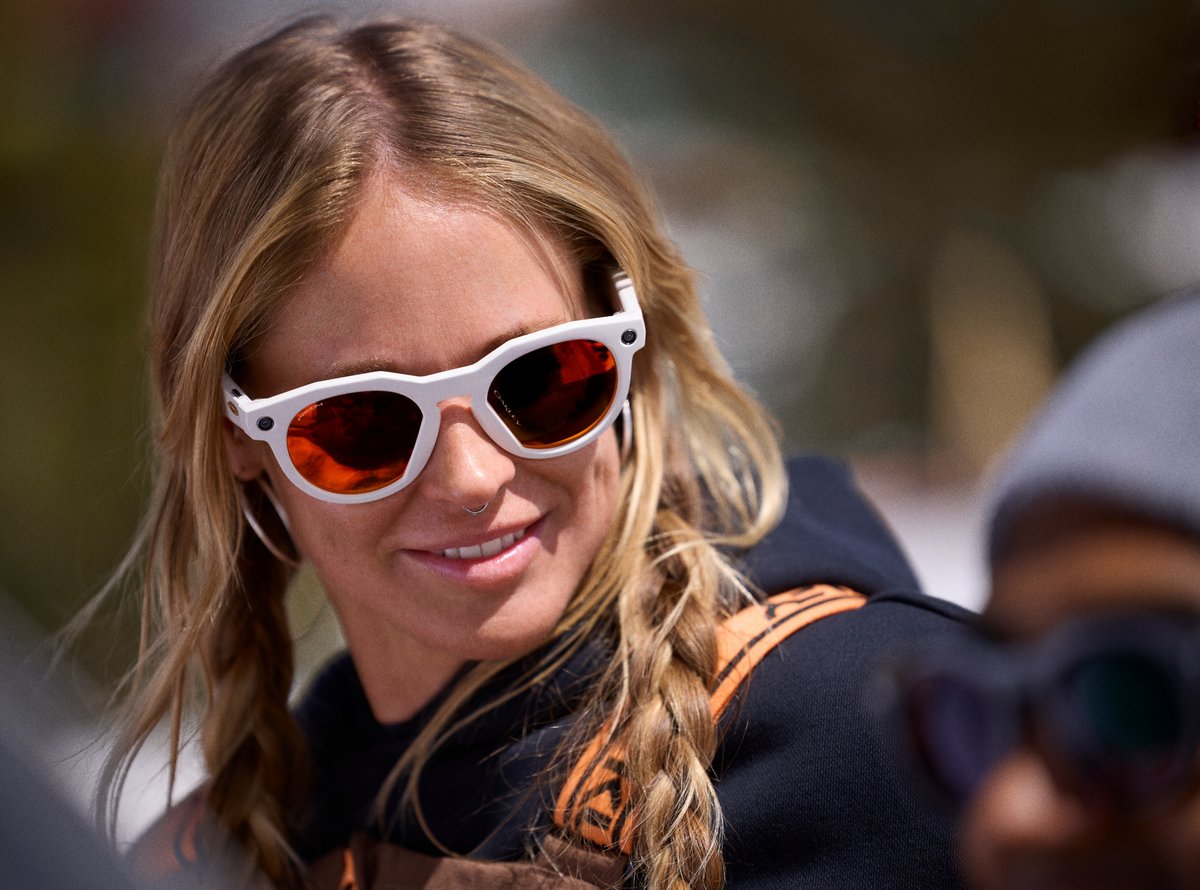 Avec les Oakley HSTN, Meta reprend la recette du succès des Ray-Ban connectées. Des lunettes connectées simples à utiliser et à porter dans la vie de tous les jours. ©Meta