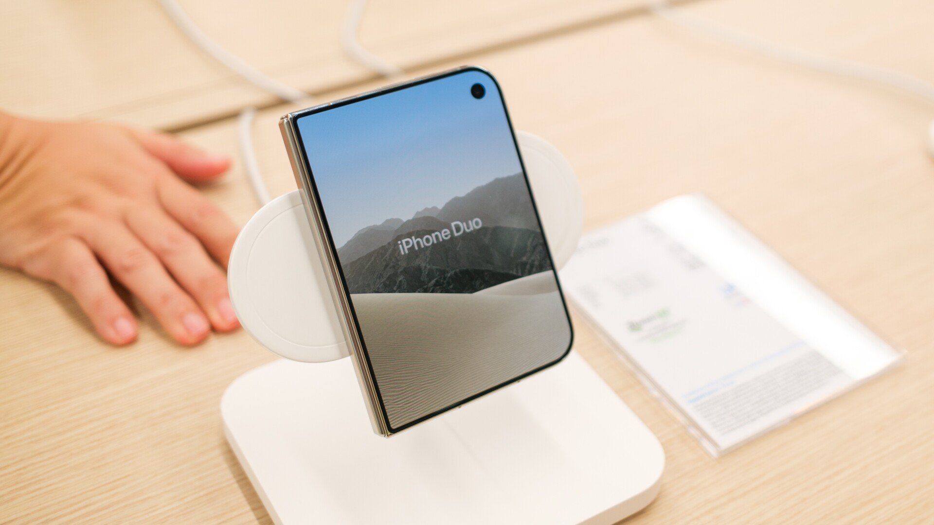 Premier smartphone pliant d’Apple, l’iPhone Duo se fait encore désirer chez Orange, Bouygues Telecom, SFR et Free. © Ham patipak / Shutterstock