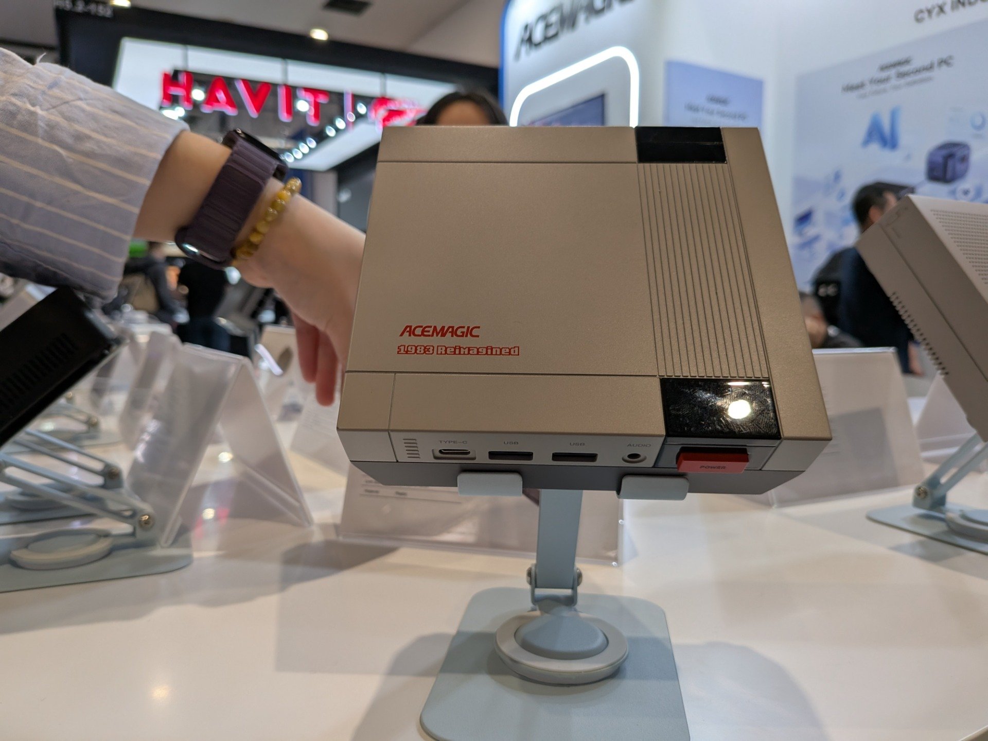 Ce mini-PC AceMagic semble revenir tout droit des années 80. ©Nicolas Guyot pour Clubic