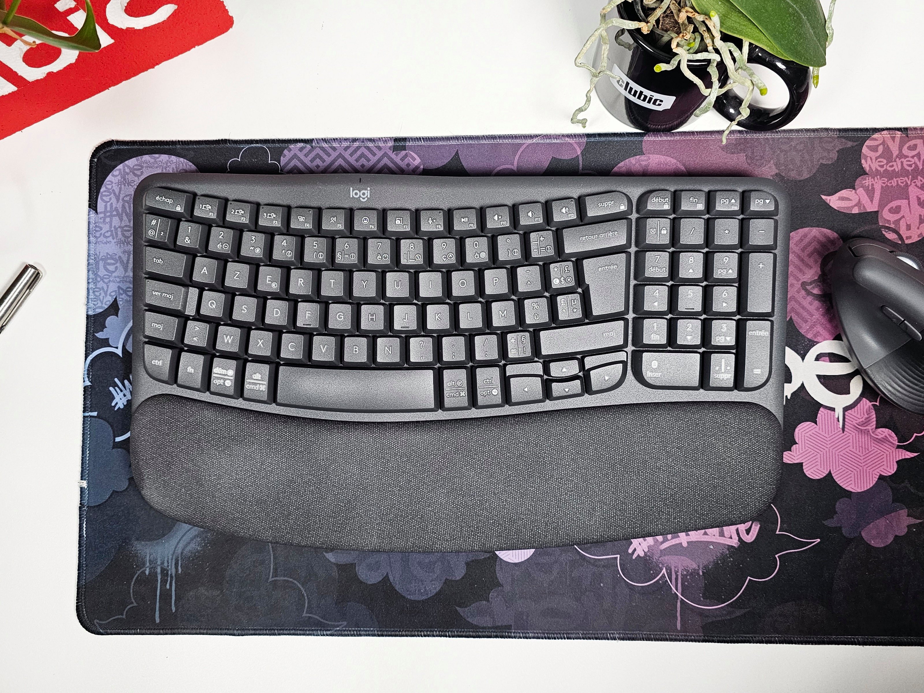 Le Logitech Wave Keys est disponible dans les coloris Graphite et Blanc cassé © Matthieu Legouge pour Clubic