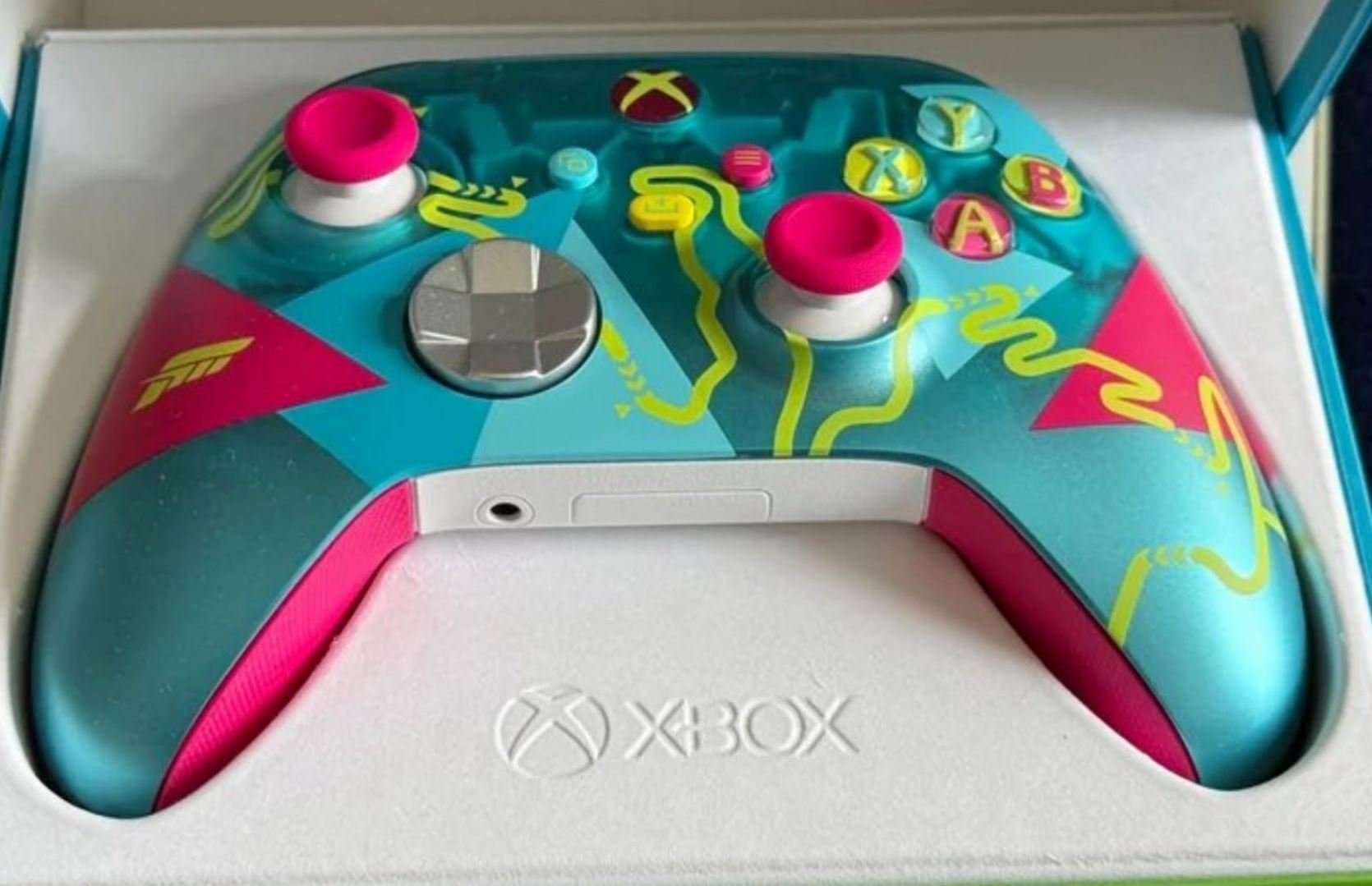 La manette Xbox Forza Horizon 6 ne dispose que d'un port jack 3,5 mm. ©Reddit / Speedkomodo